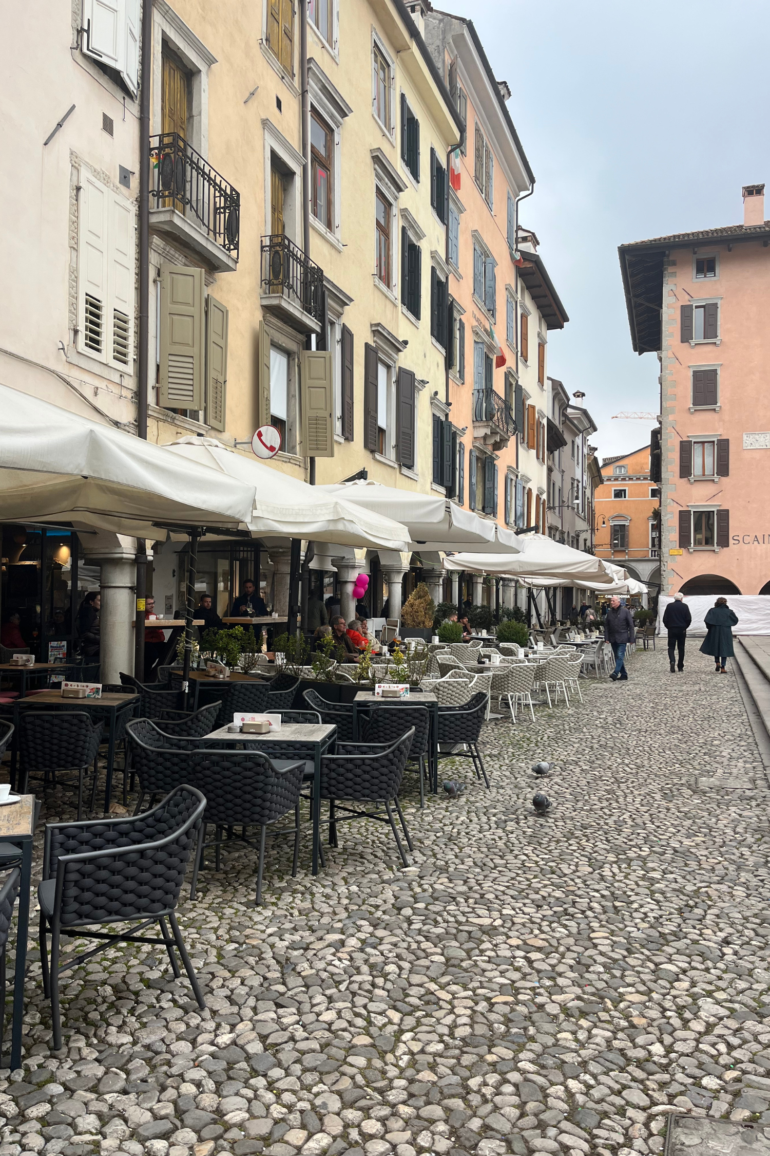 Eine der malerischen Straßen von Udine mit einem kleinen Cafe