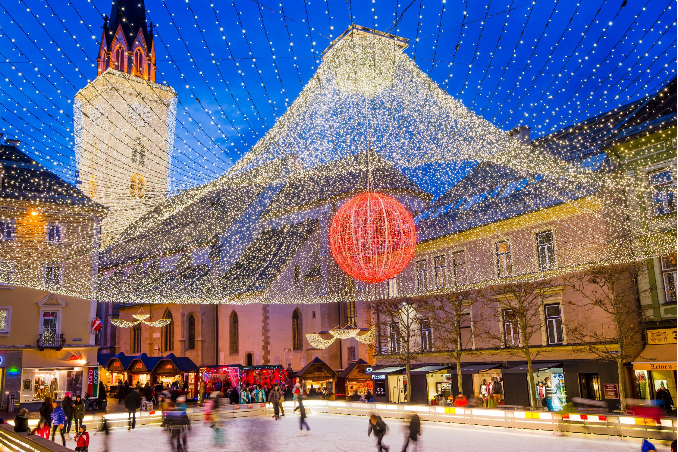 Eislaufplatz und Christkindlmarkthütten