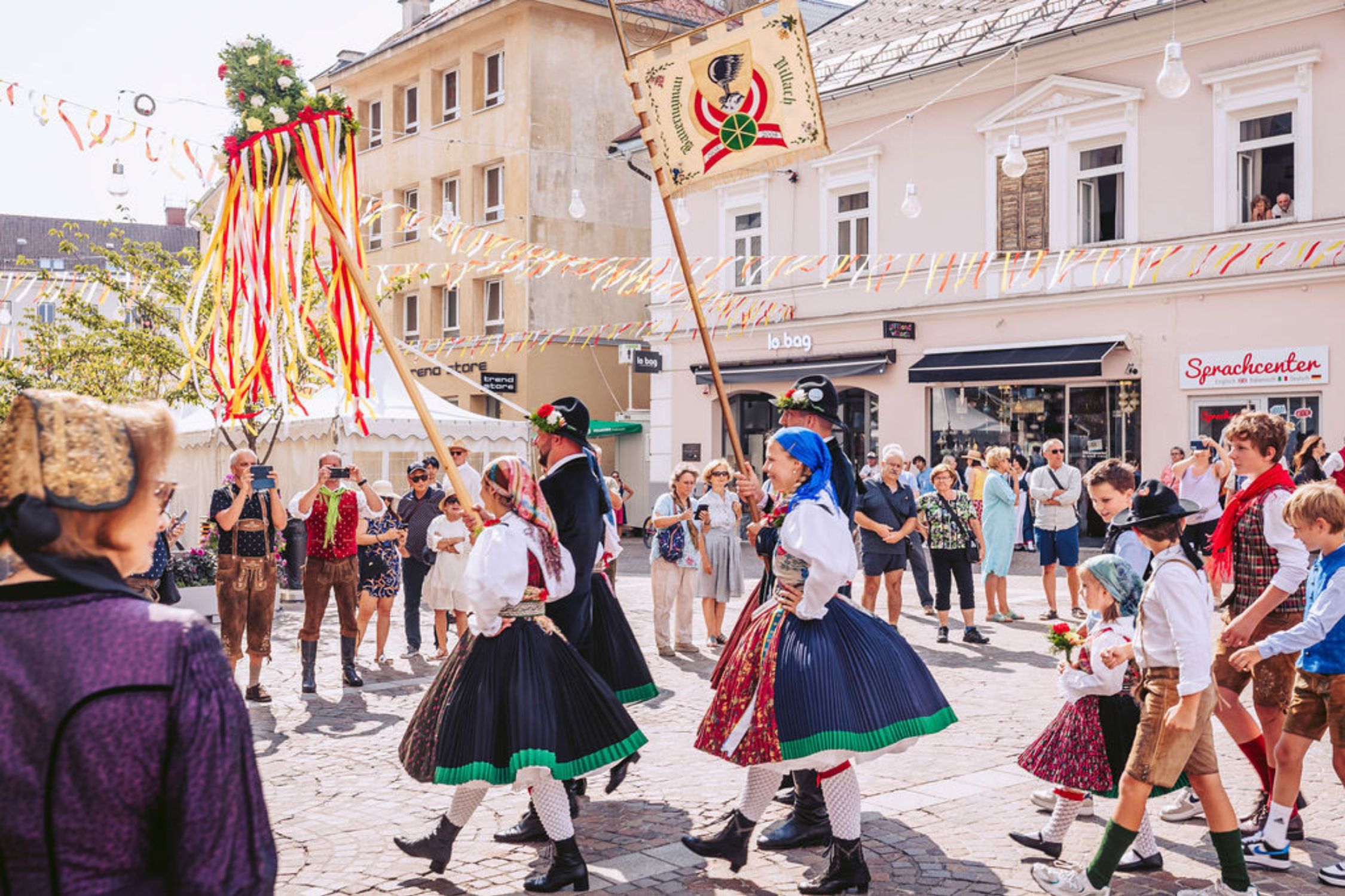 Dirndln in Tracht