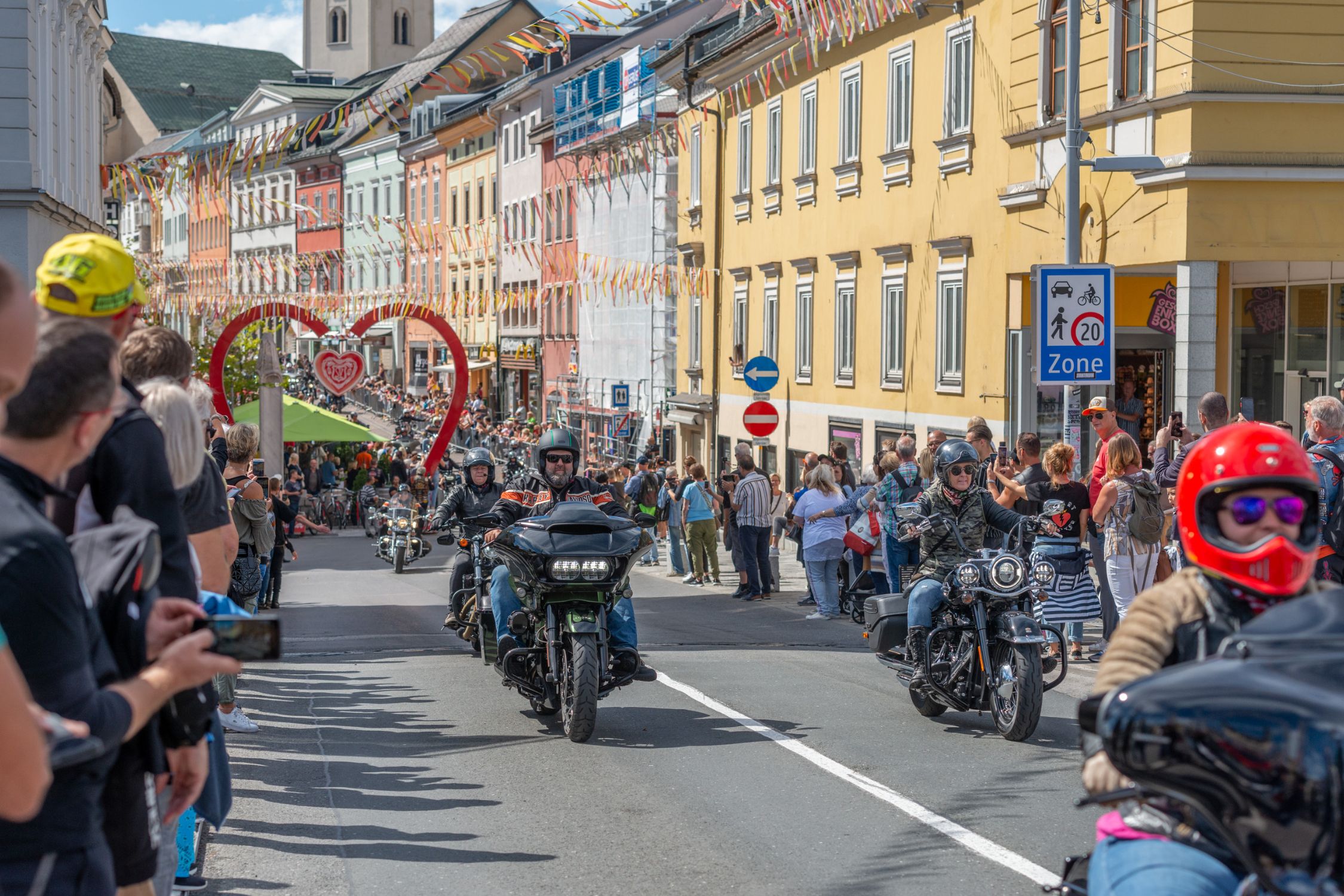 Harley-Fans sammeln sich, um in der Villacher Innenstadt die Parade zu sehen