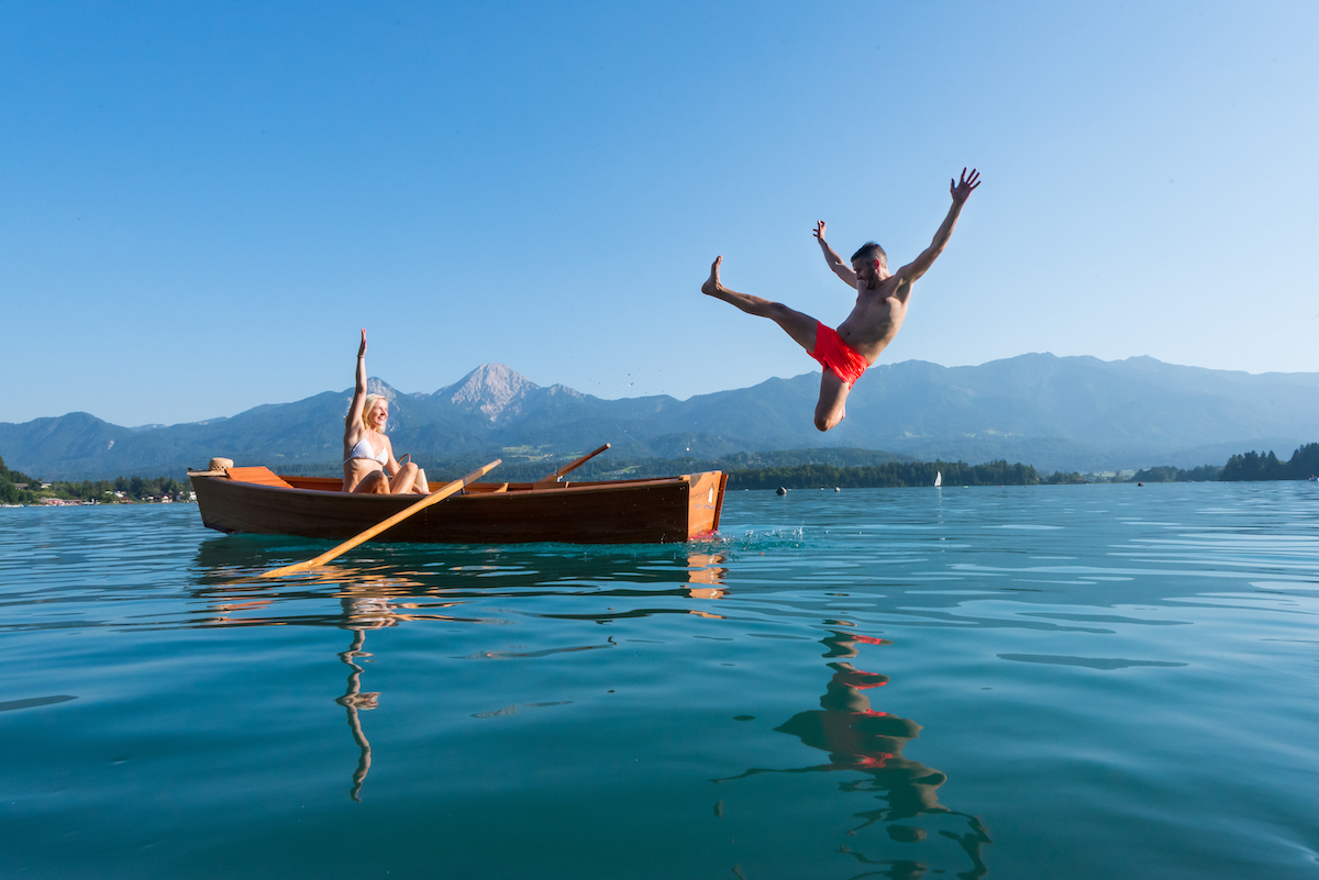 [Translate to Englisch:] People paddling on a lake