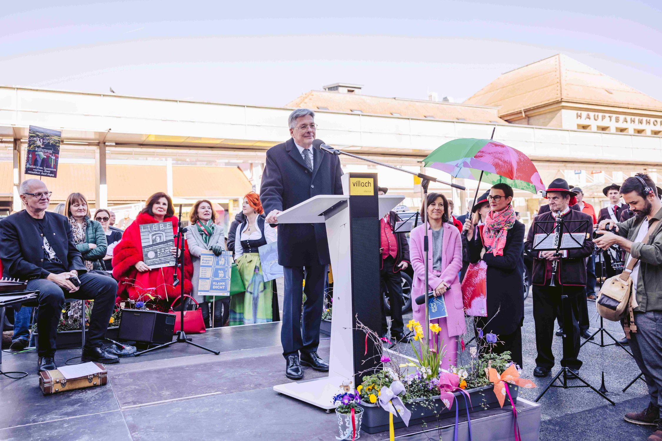 Feierliche Begrüßung in Villach durch Landeshauptmann Peter Kaiser Landeshauptmann Peter Kaiser begrüßt die Gäste der Westbahn