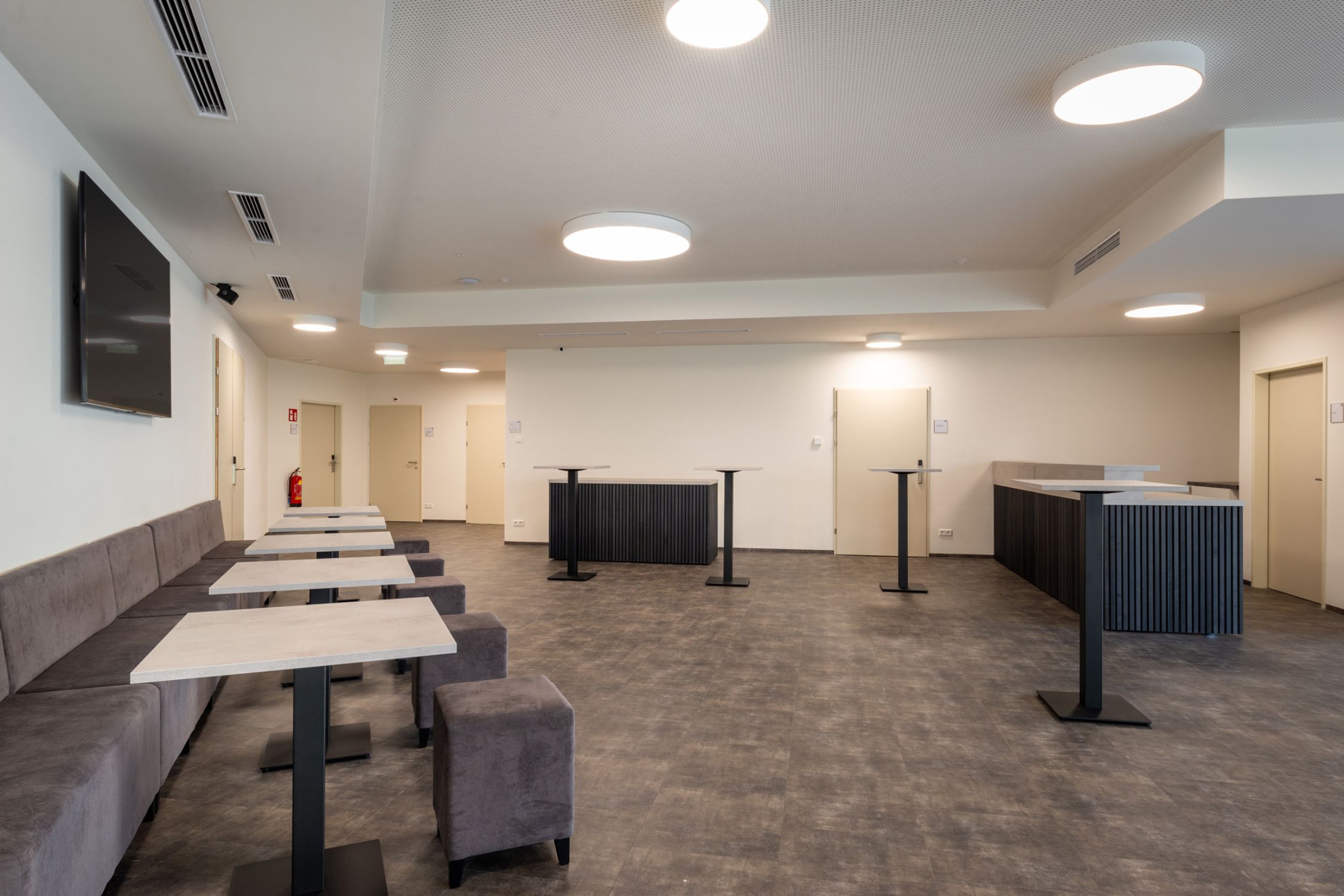 Entrance hall with a flatscreen and tables