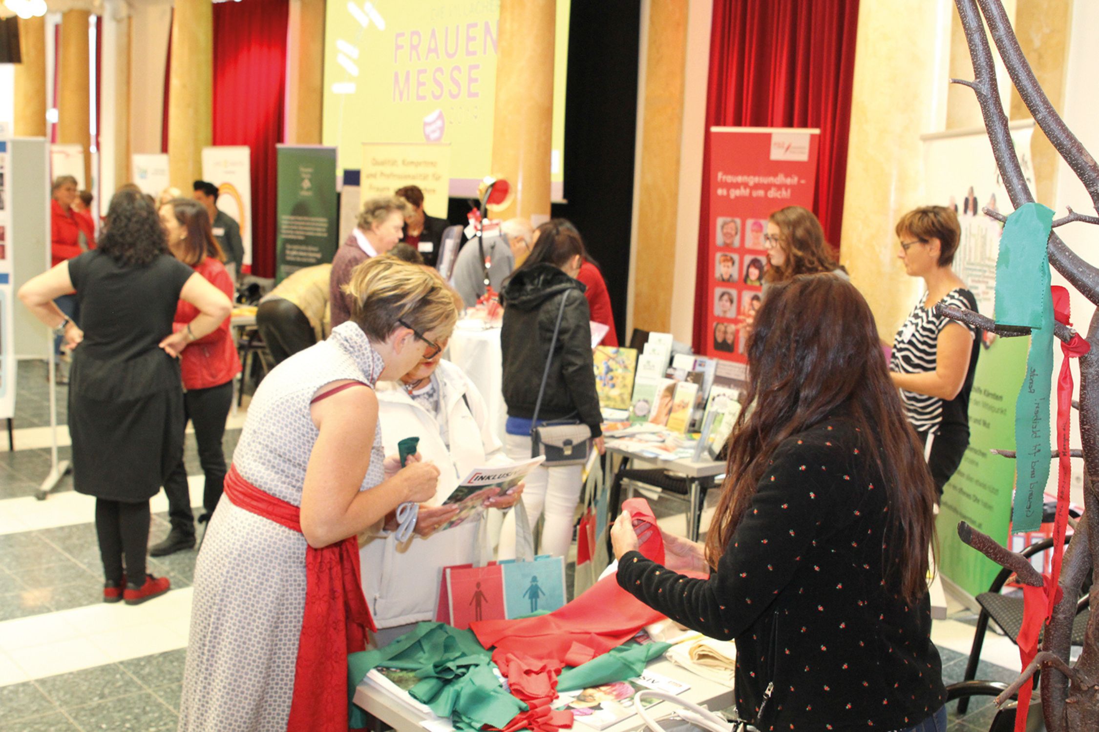 Aussteller:innen und Besucher:innen auf der Frauenmesse