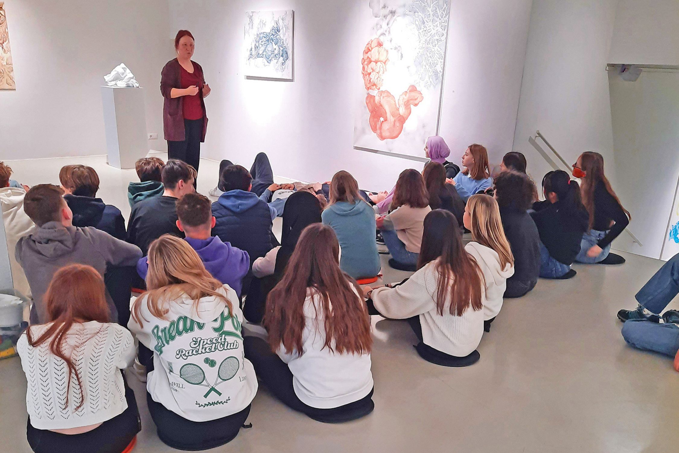 Schulklasse beim Ausstellungsrundgang