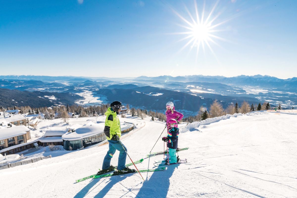 Skifahrer:innen an einem sonnigen Wintertag