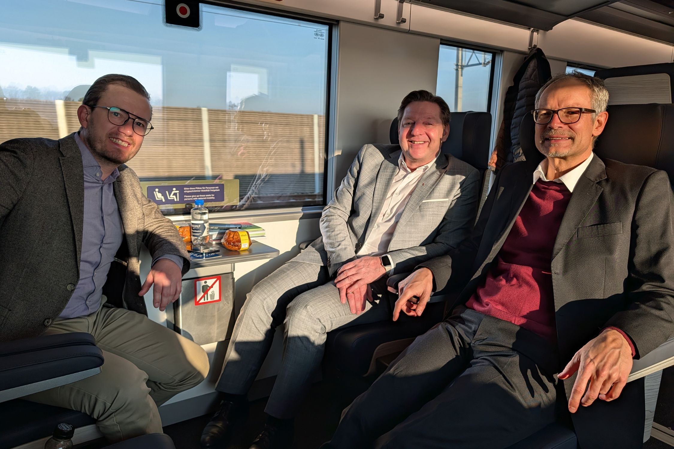 Villachs Bürgermeister Günther Albel, Stadtmarketing Chef Pierre Bechler und Kärnten-Werbung-Geschäftsführer Klaus Ehrenbrandtner bei der Premierenfahrt der Westbahn