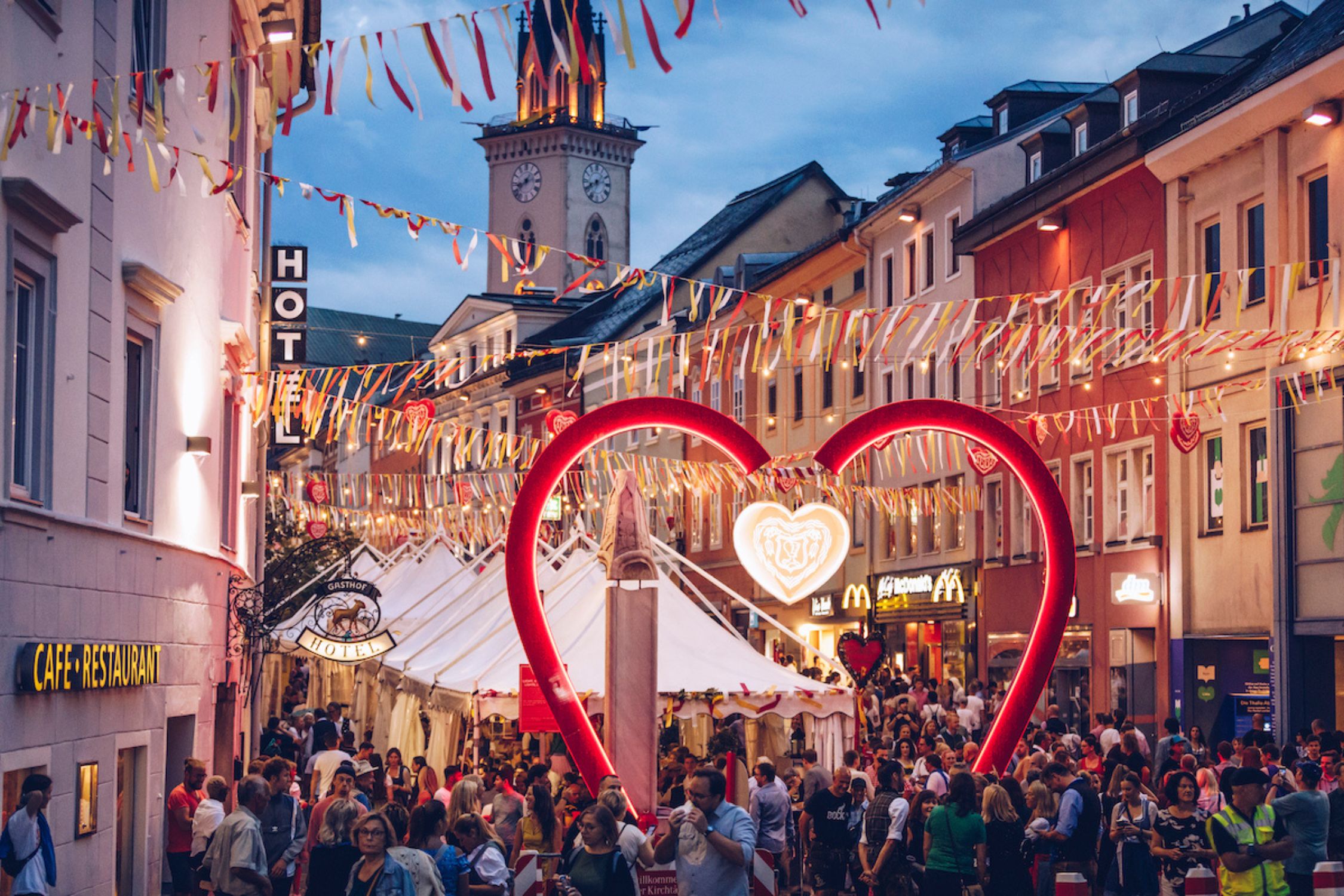 Menschenmengen am Hauptplatz in Villach