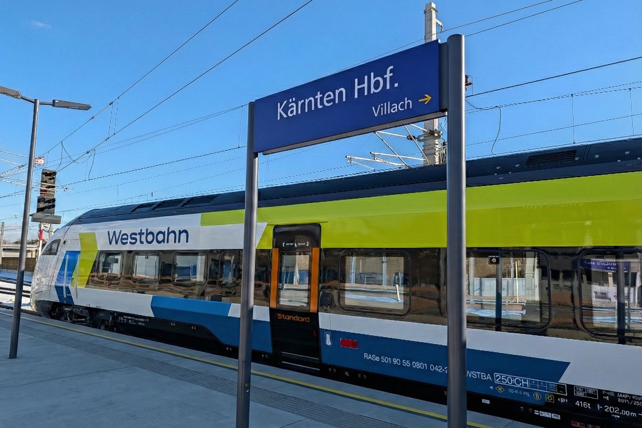 Die Westbahn am Kärnten Hauptbahnhof (Villach) Die Westbahn mit Schild "Kärnten Hauptbahnhof"