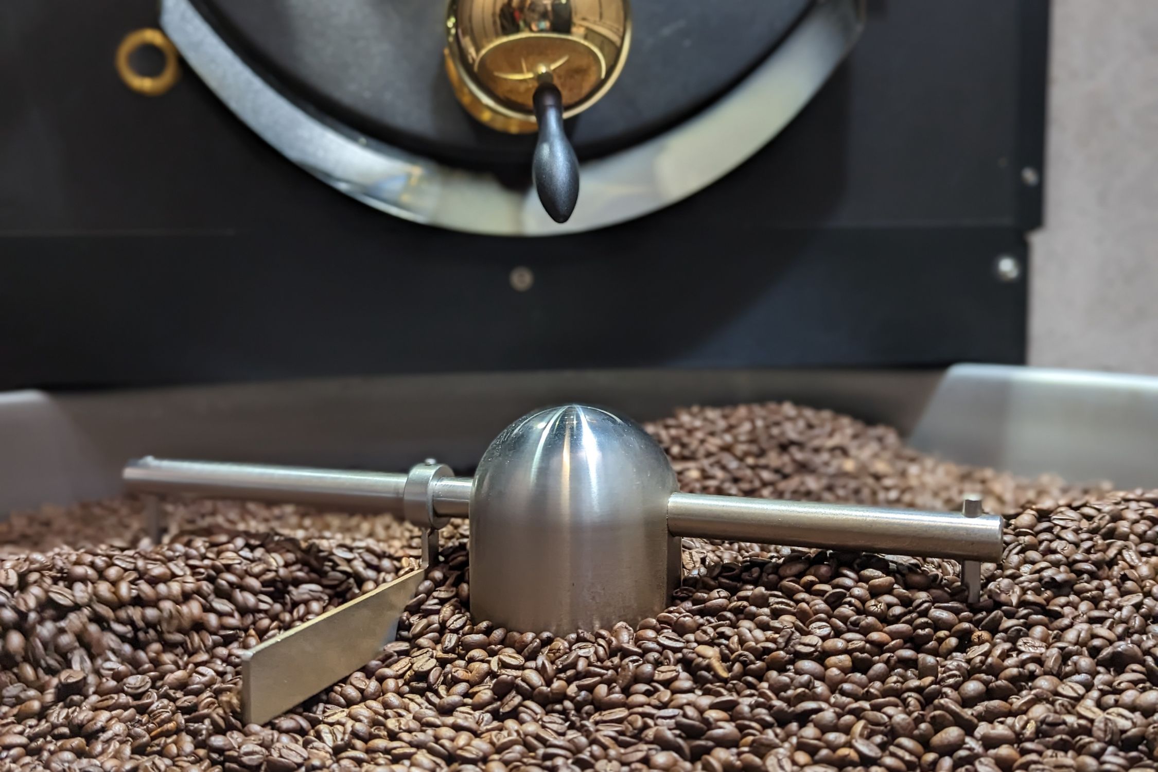 Kaffeebohnen-Röstmaschine in einer Rösterei