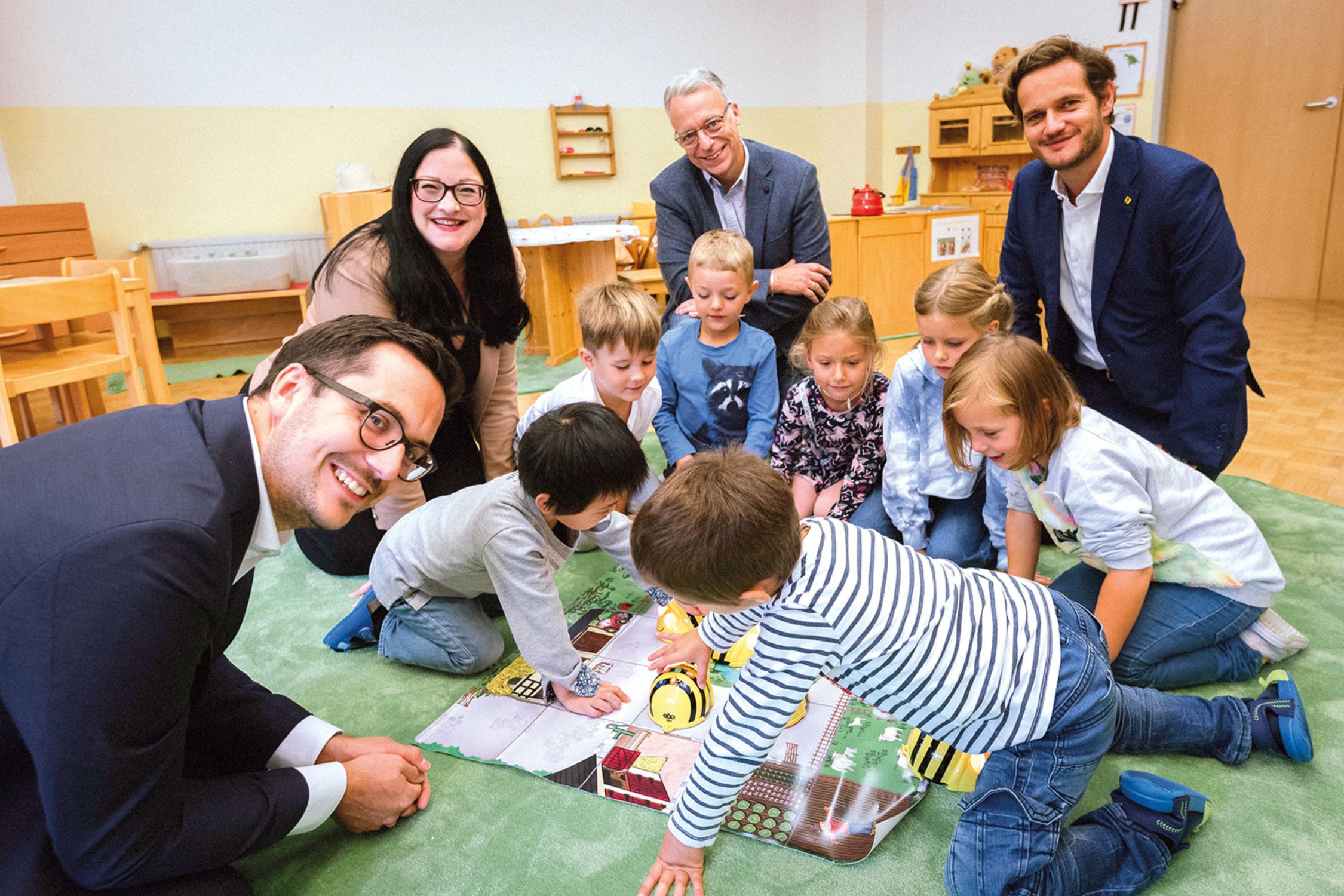 Beebots mit Kindergartenkindern