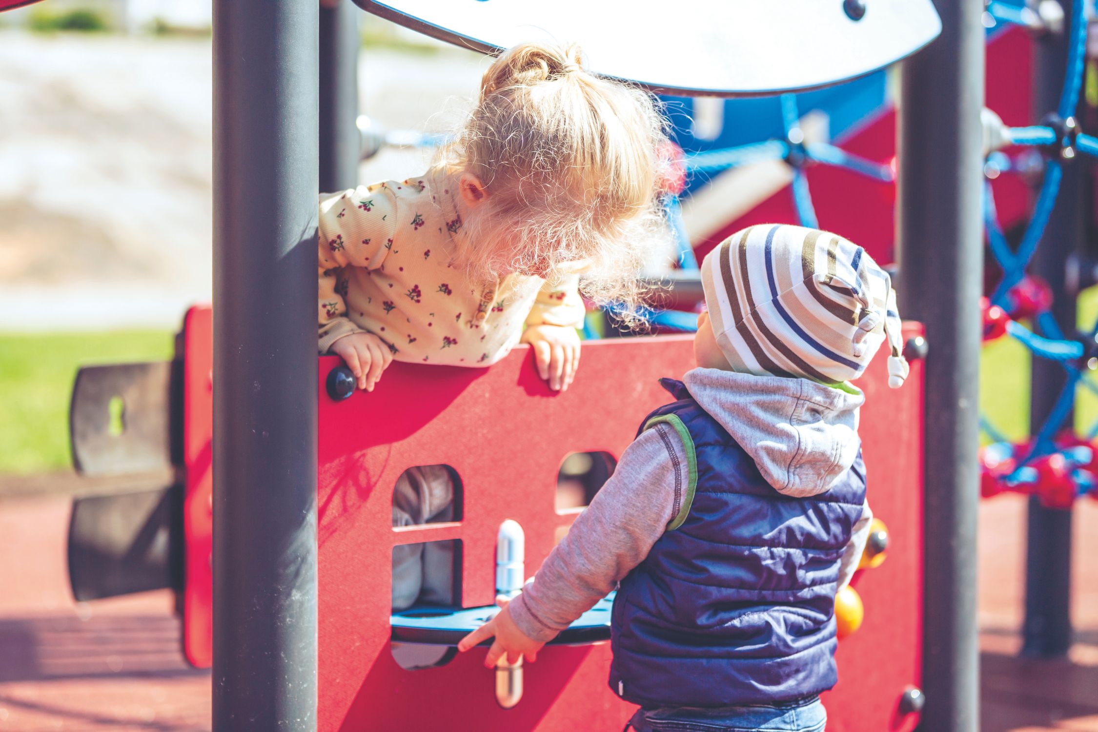 Kinder spielen auf Kinderspielplatz