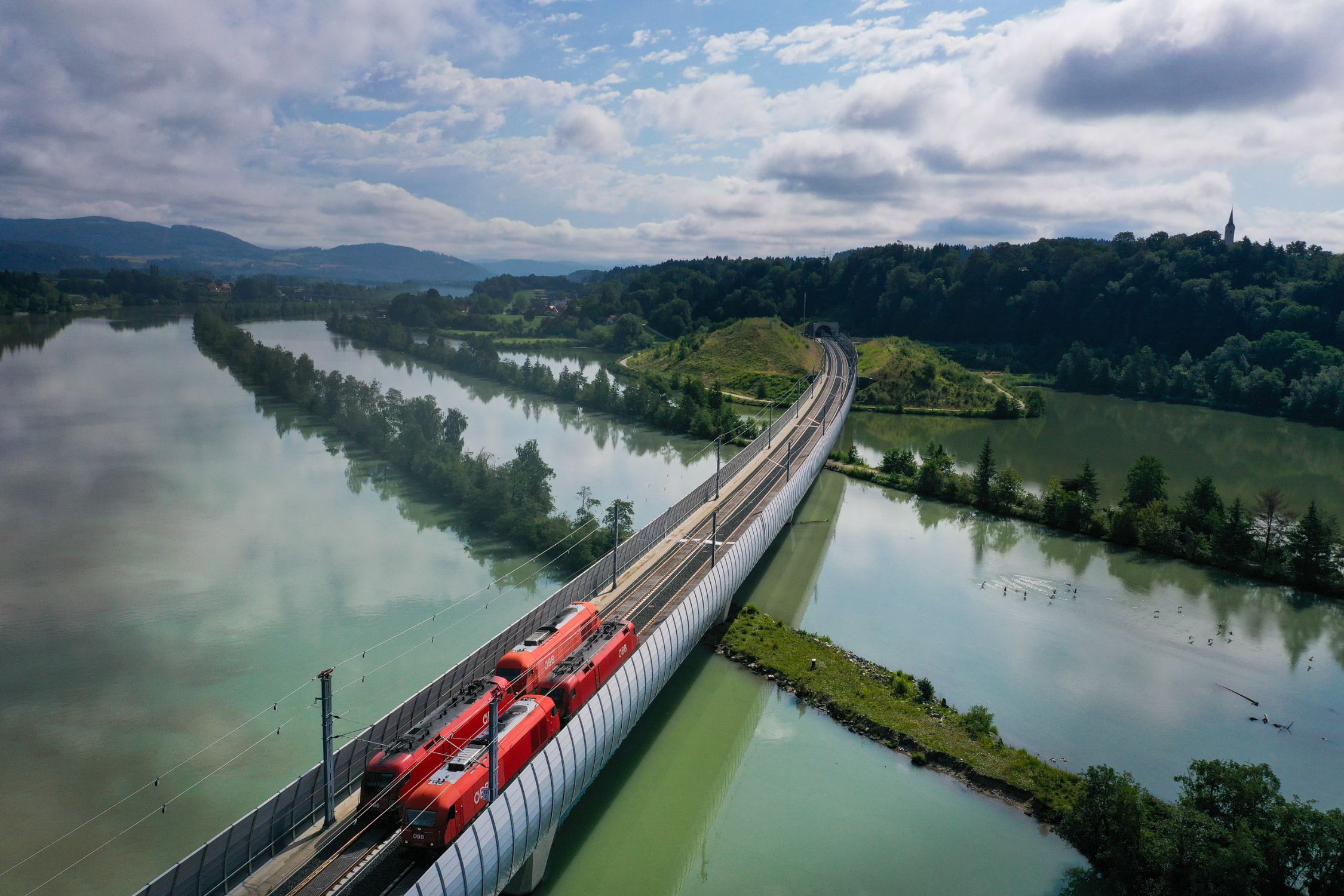 Visualisierung der Koralmbahn, die über eine Brücke fährt