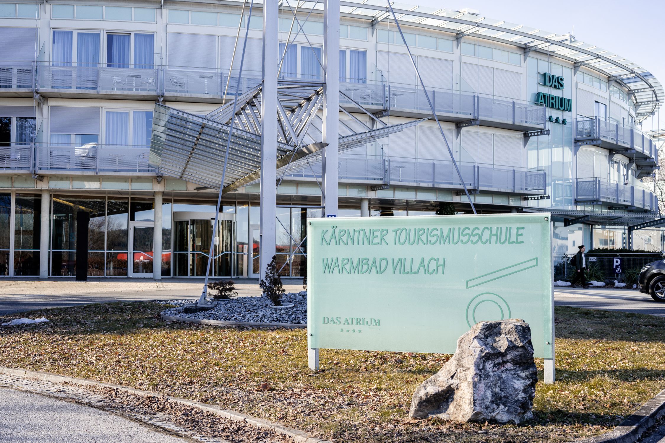 Schild zur Kärntner Tourismus Schule