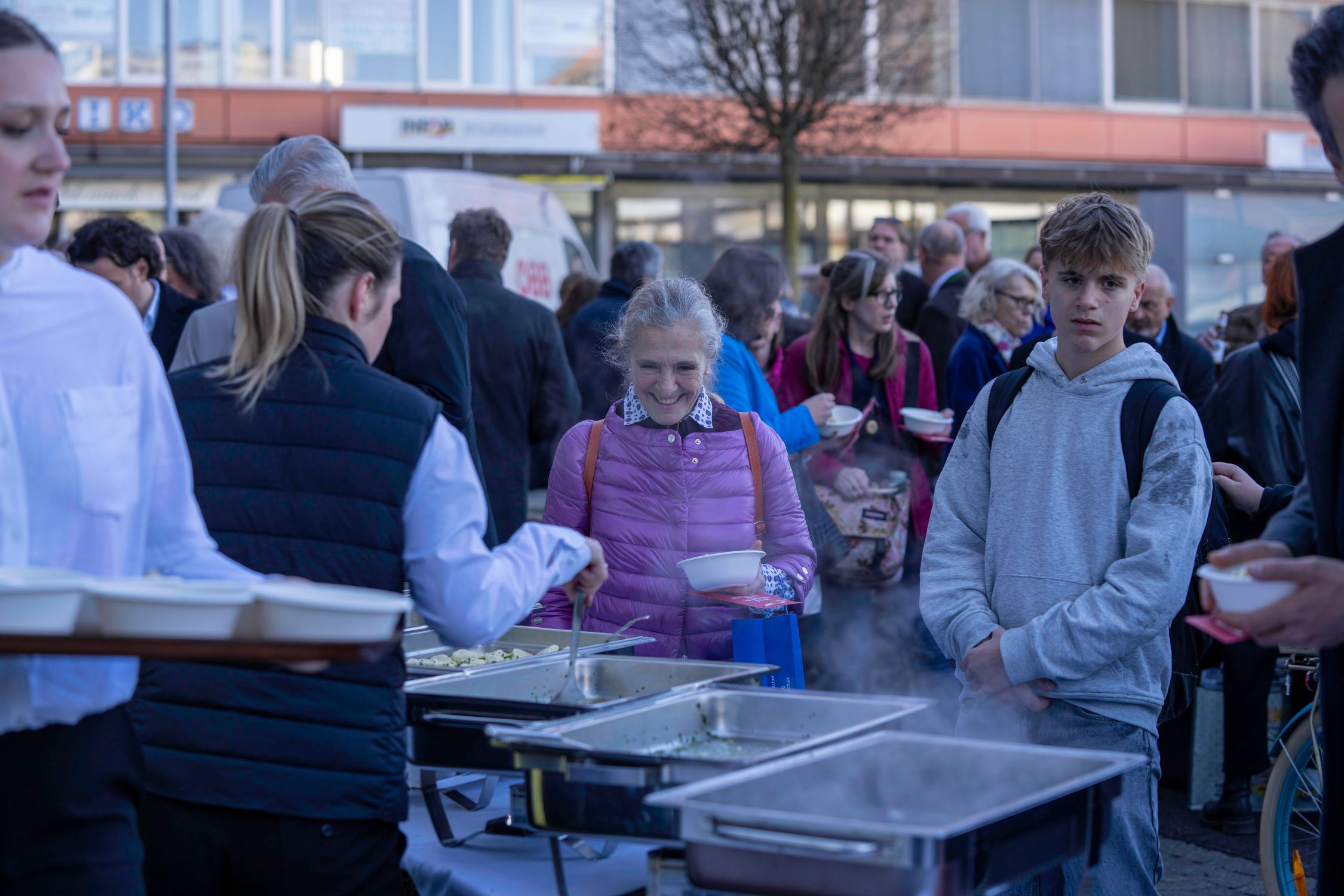 Brauhof Villach verteilt Kärntner Kasnudel an die Reisenden
