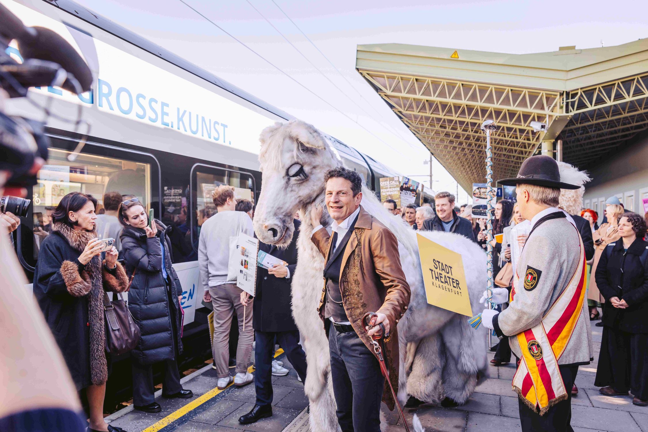 Kulturprogramm am Bahnsteig Ankunft am Villacher Hauptbahnhof mit vielseitigem Kulturprogramm