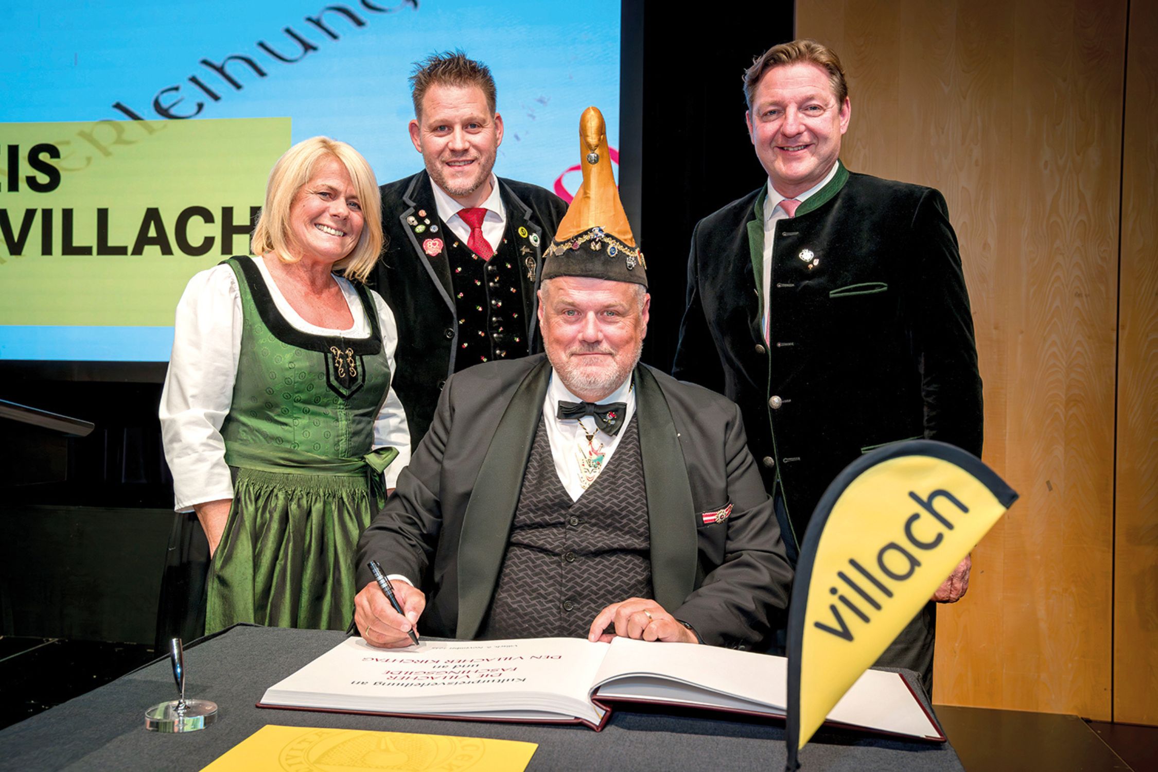 Vertreter:innen der Villacher Faschingsgilde und des Villacher Kirchtagsverein bei der Kulturpreisverleihung