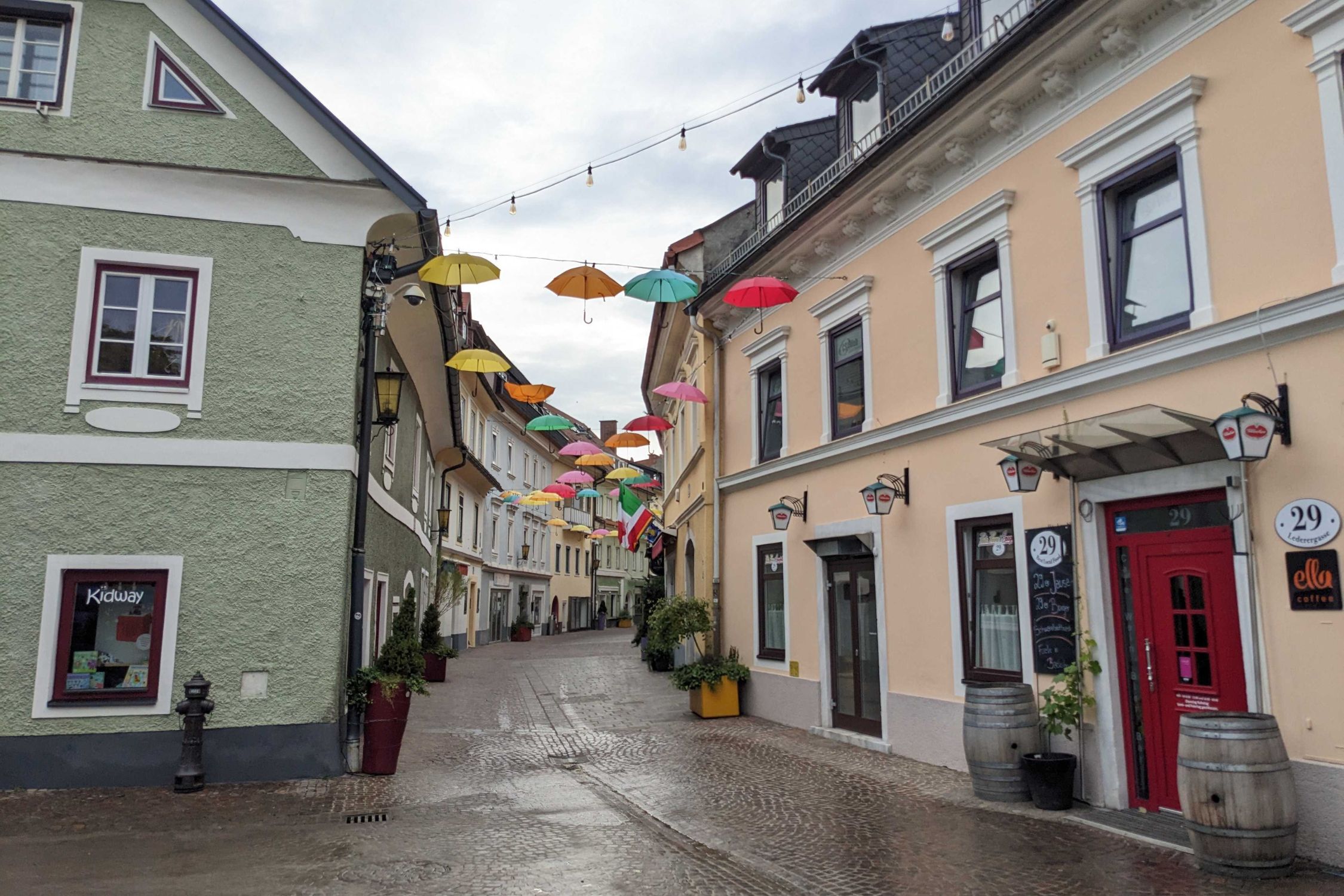 Blick in die mit Schirmen dekorierte Lederergasse