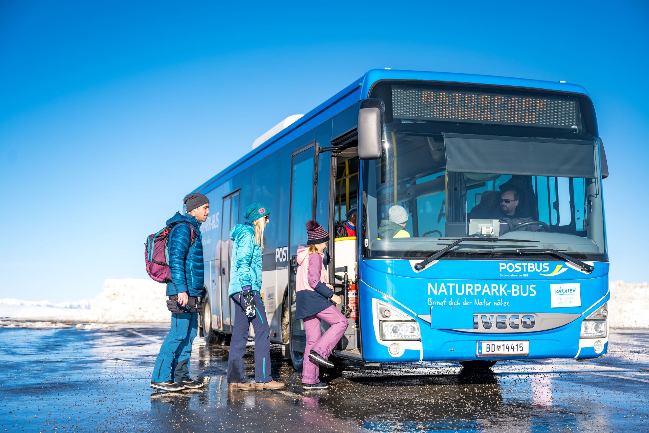 Fahrgäste steigen am Dobratsch in den Winterbus ein