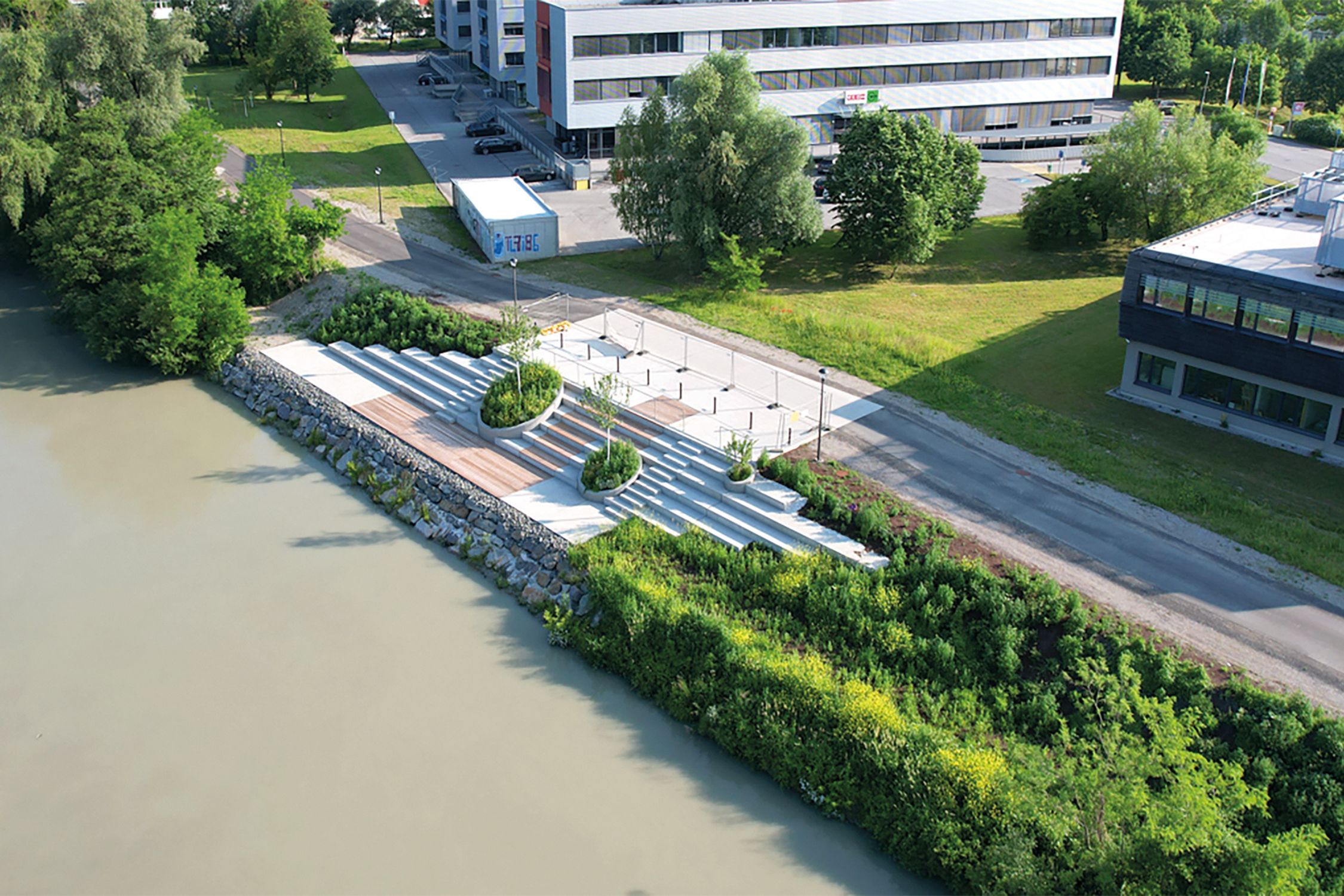Flusstribüne am tpv Areal