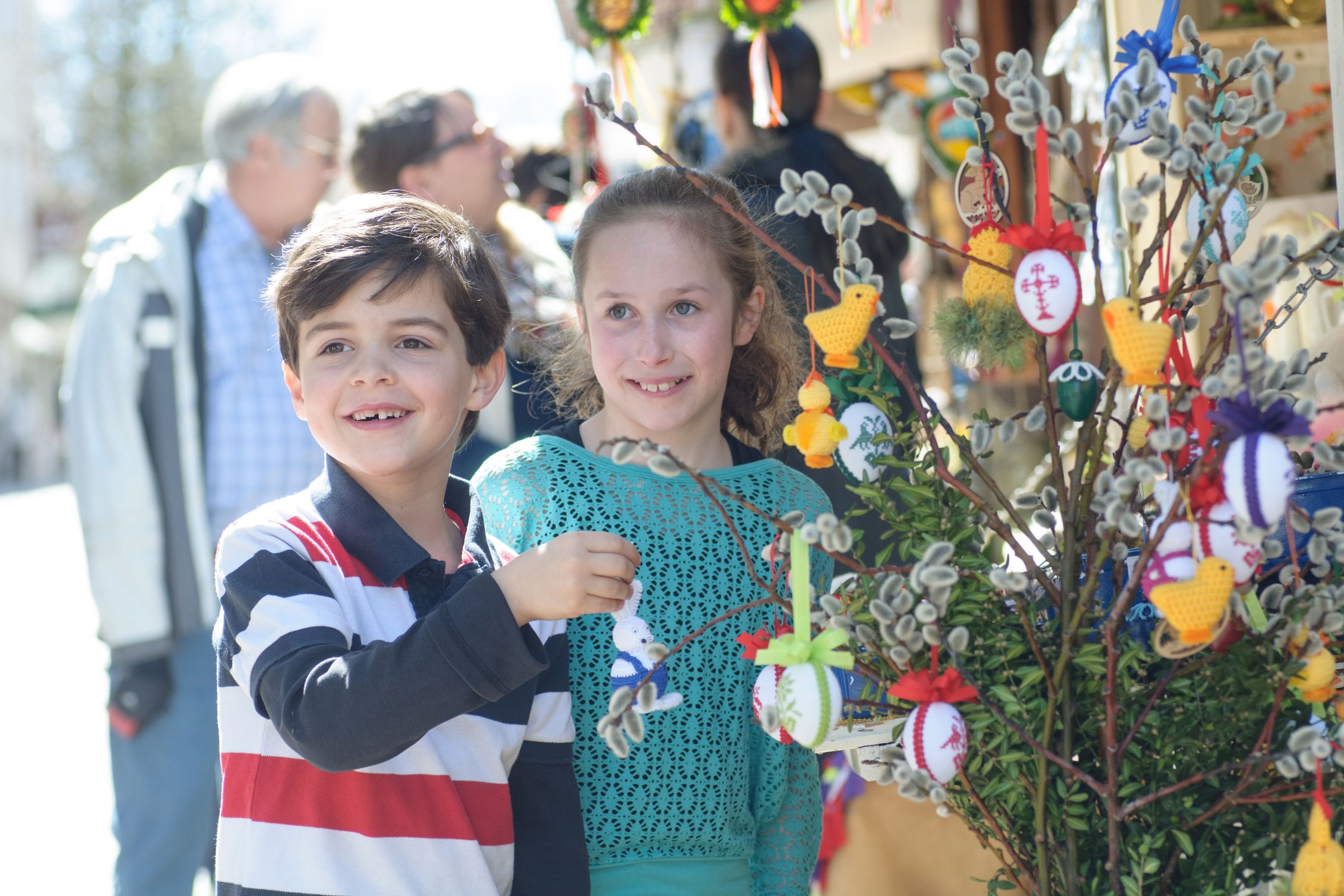 Kinder beim Osterstrauch