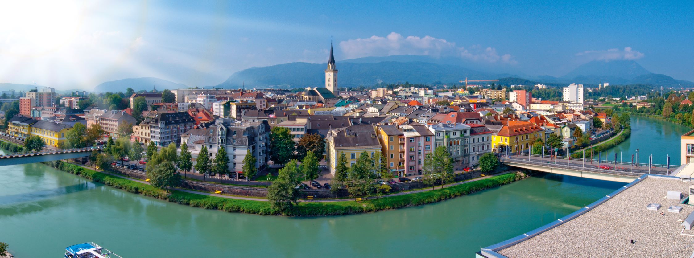 Panorama von der Stadt Villach und dem Fluss Drau