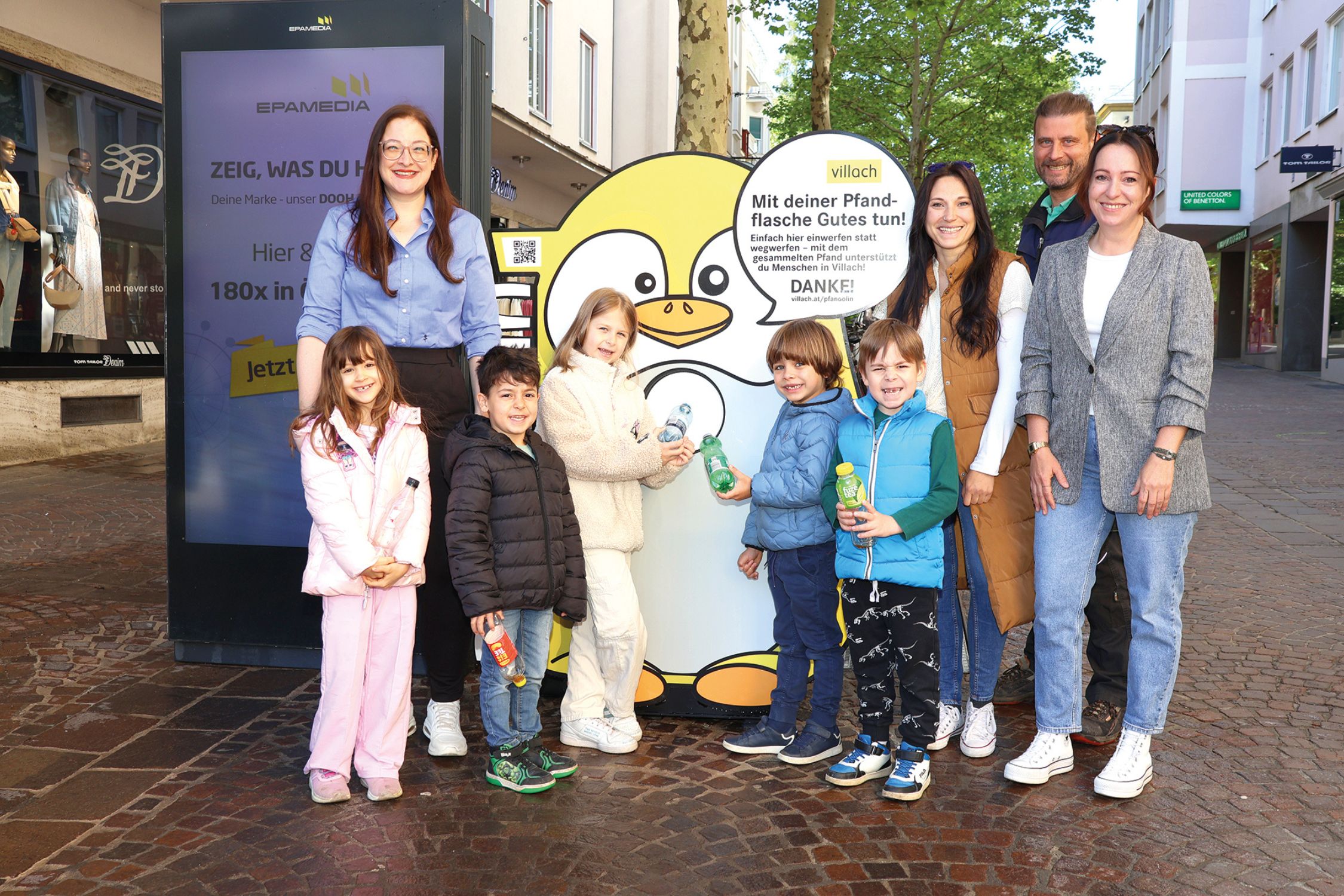 Gruppenfoto vorm neuen „Pfandolin“-Sammelbehälter