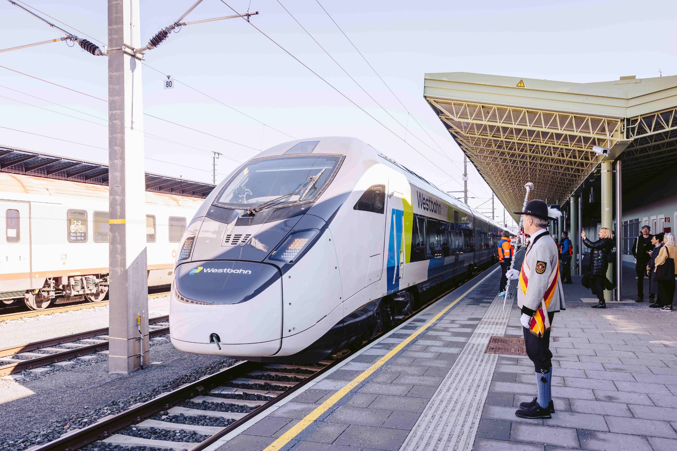 Die Westbahn fährt erstmals von Wien nach Villach Die Westbahn fährt in Villach ein