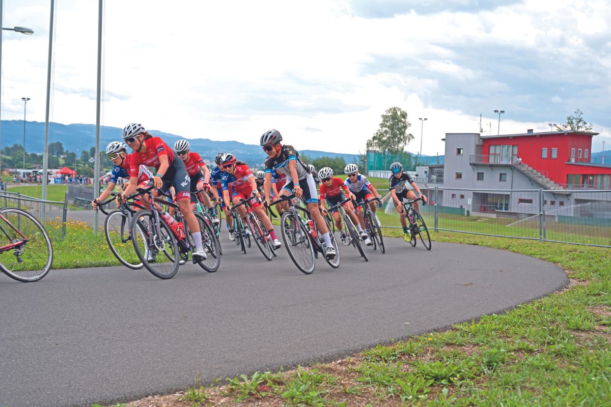 Gruppe von Rennradfahrern in einer Kurve