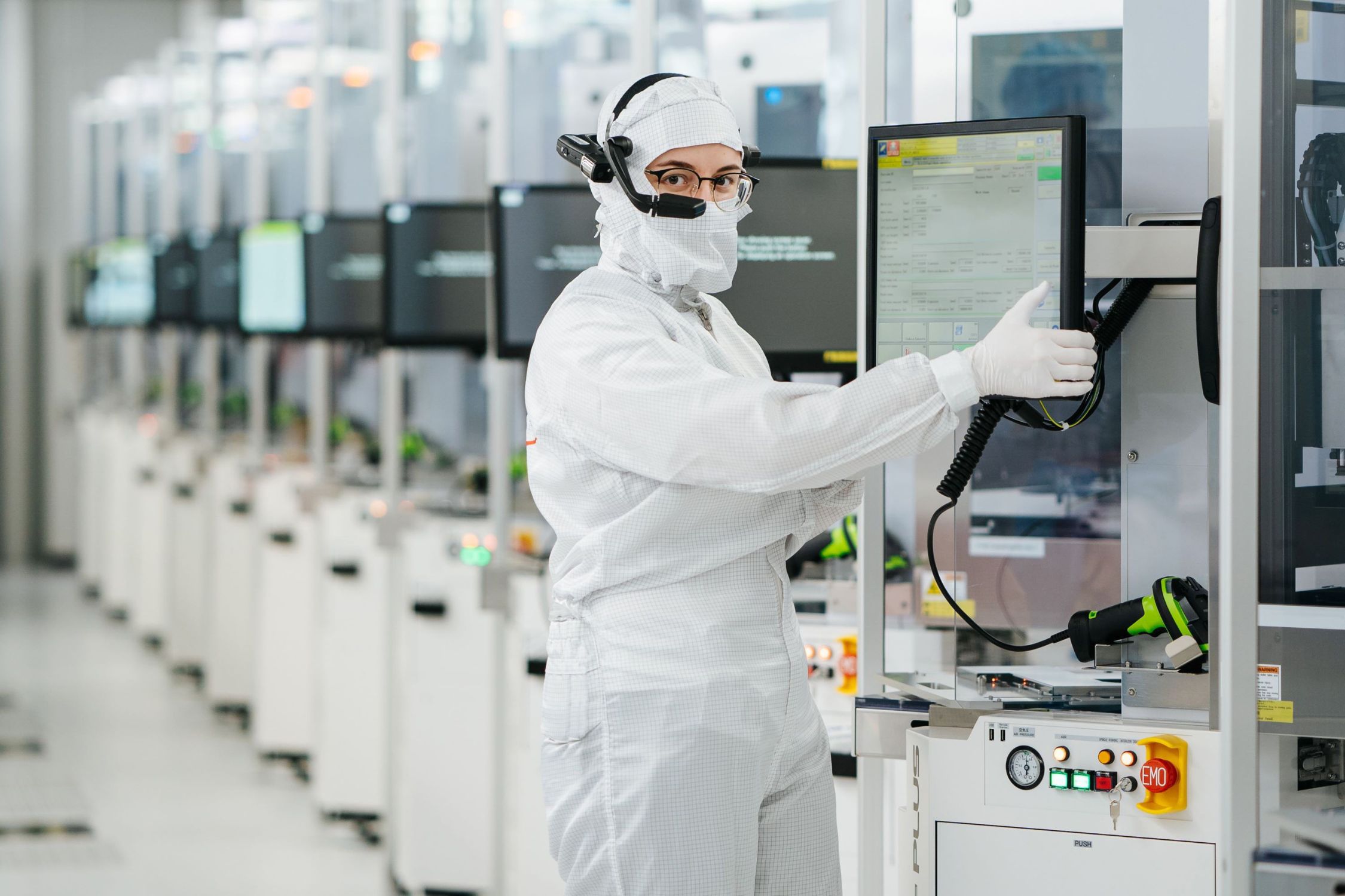 Infineon Mitarbeiter im Reinraum