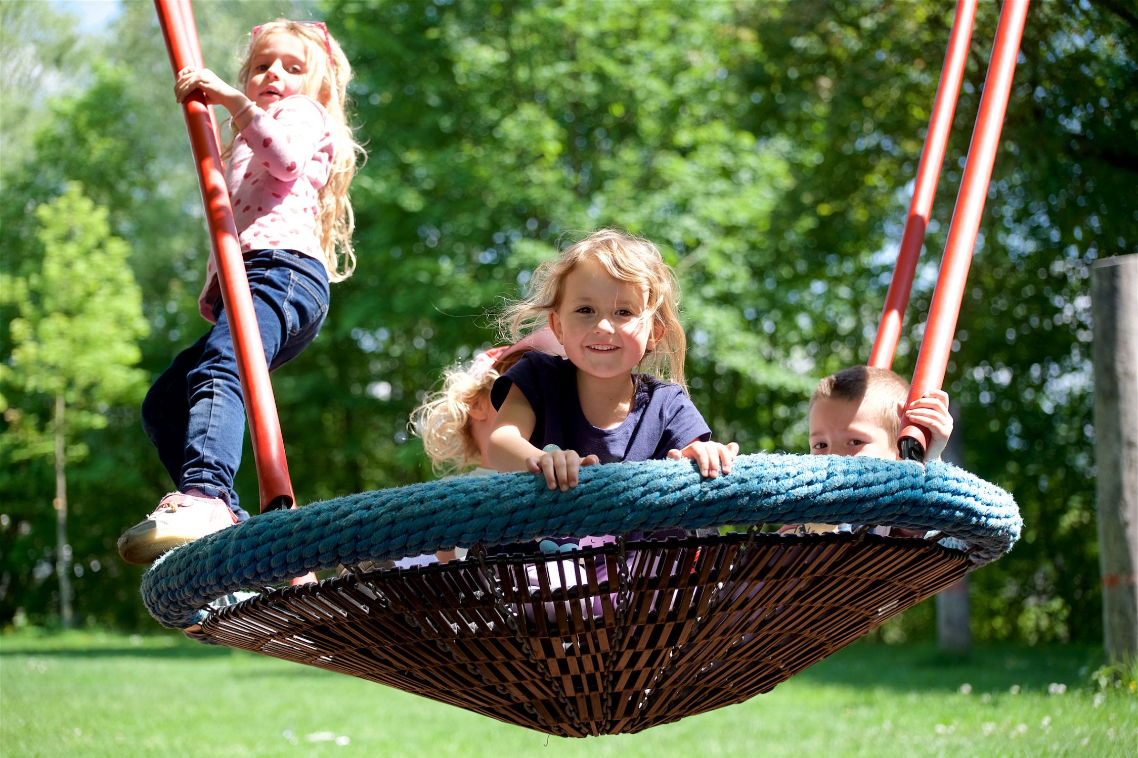 Kinder spielen im Park