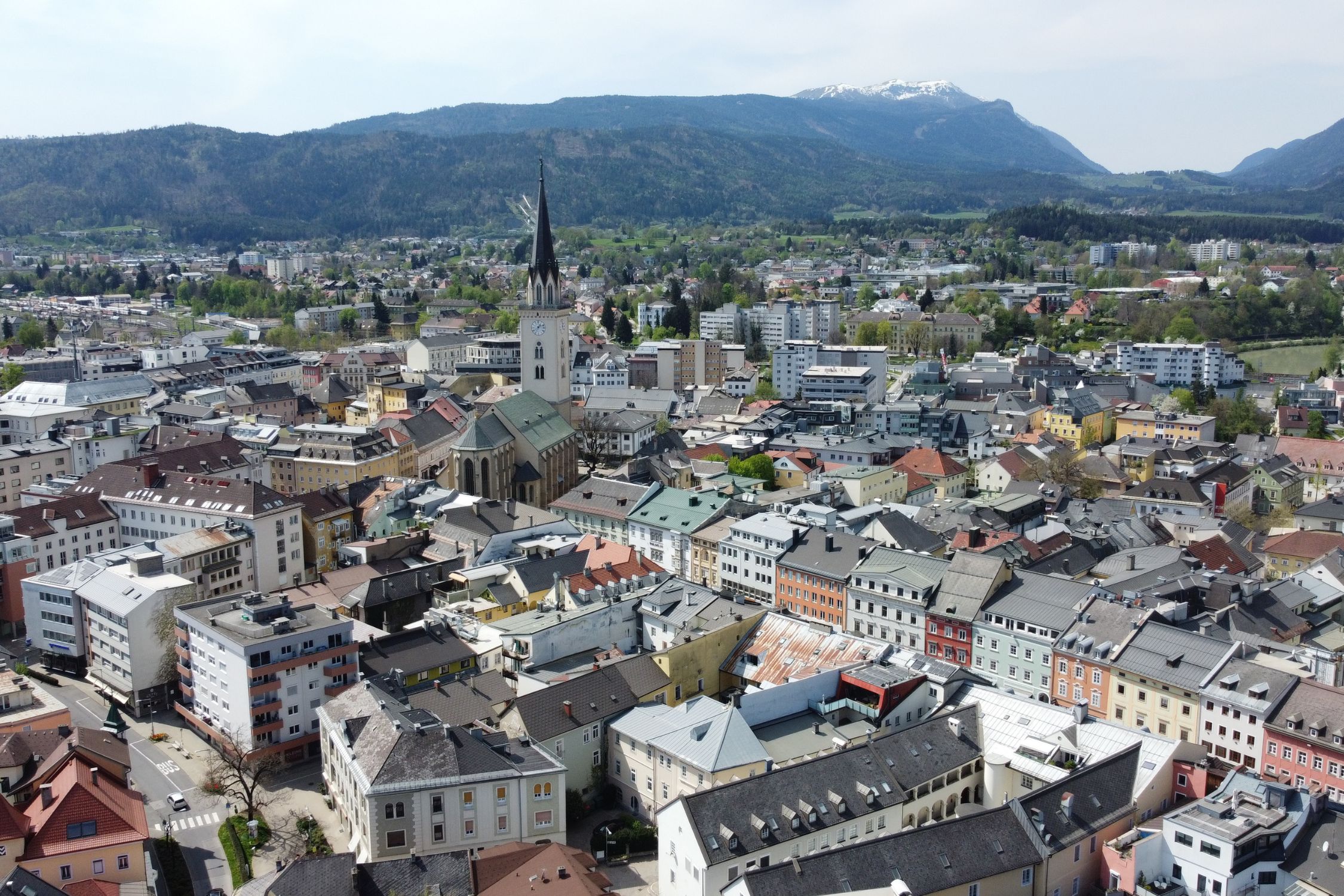 Schattige Plätze in Villach Panorama der Stadt Villach mit Blick auf den Stadtpfarrturm