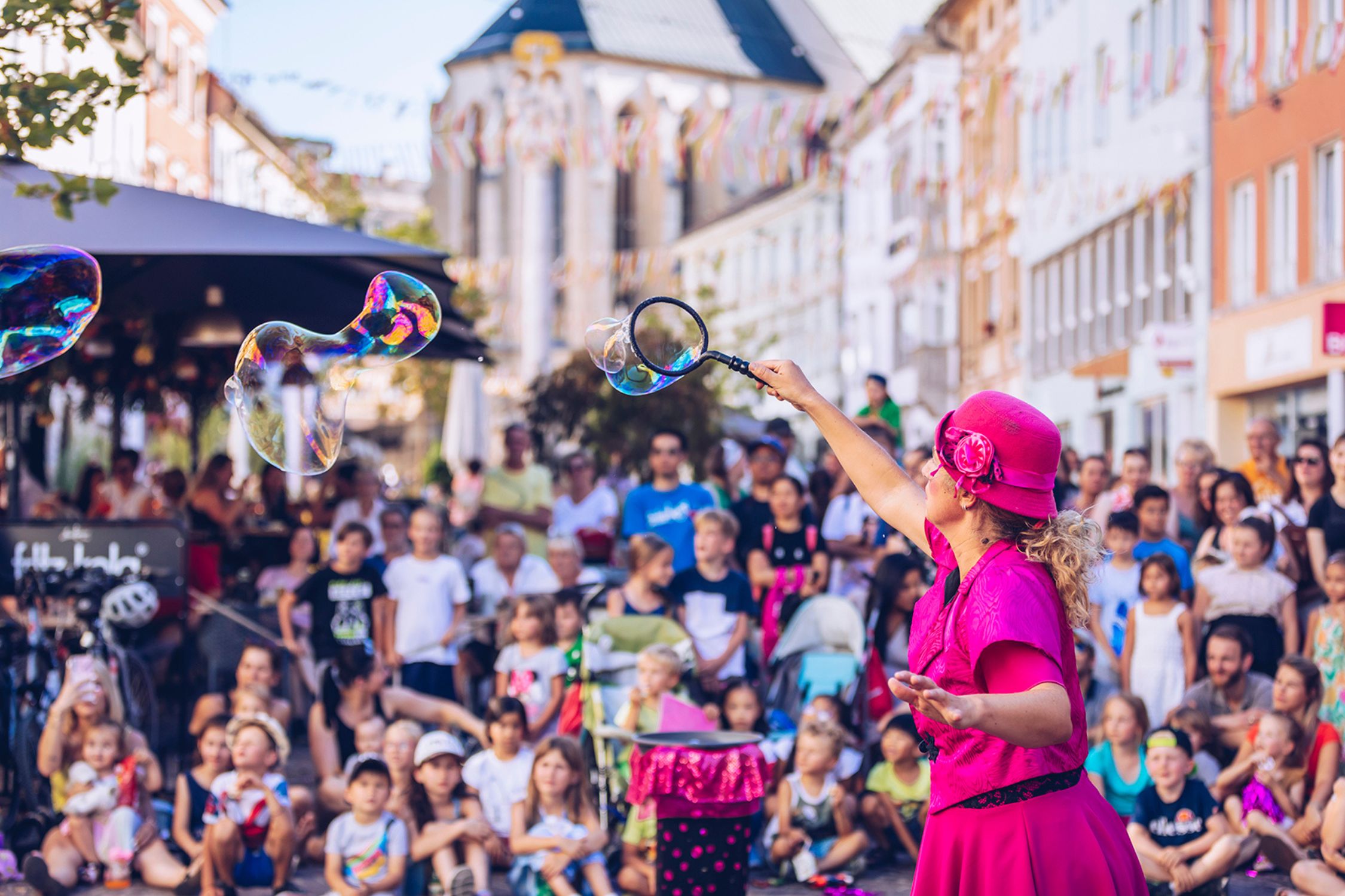 Straßenkünstlerperformace in der Villacher Innenstadt