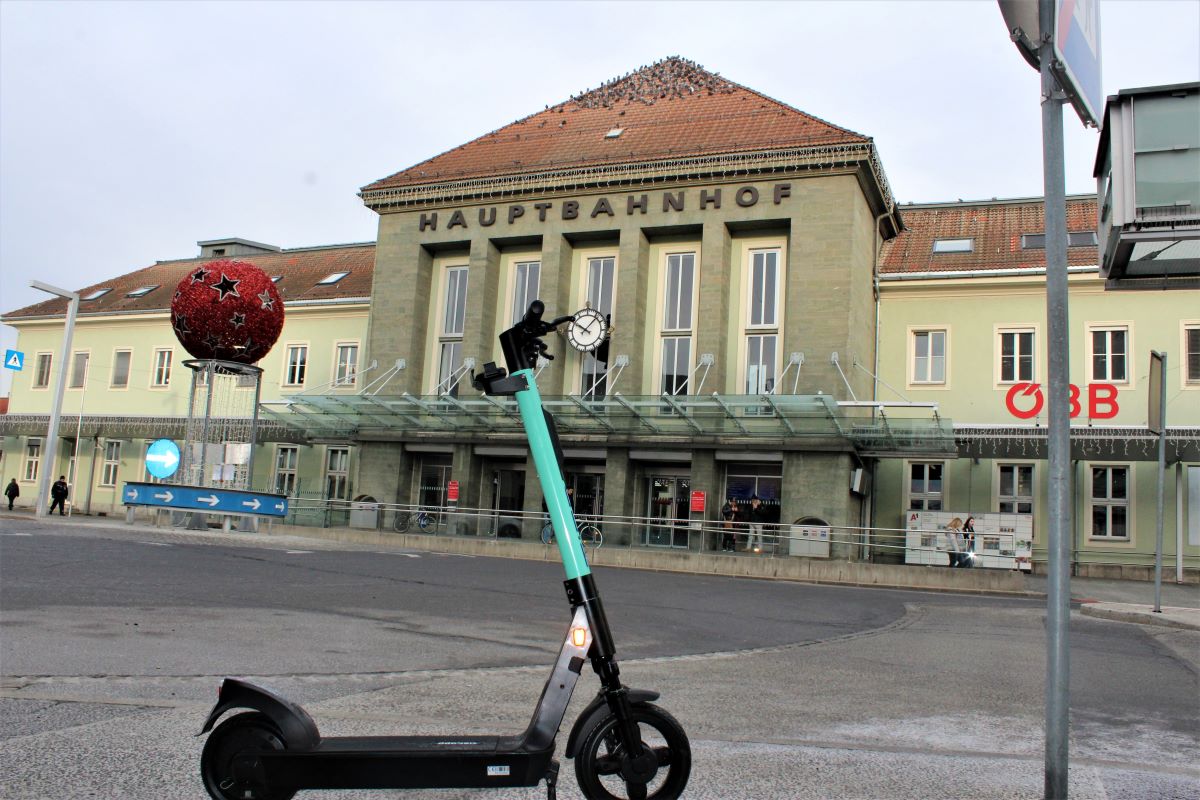 Tier e-scooter infront of the Hauptbahnhof Villach