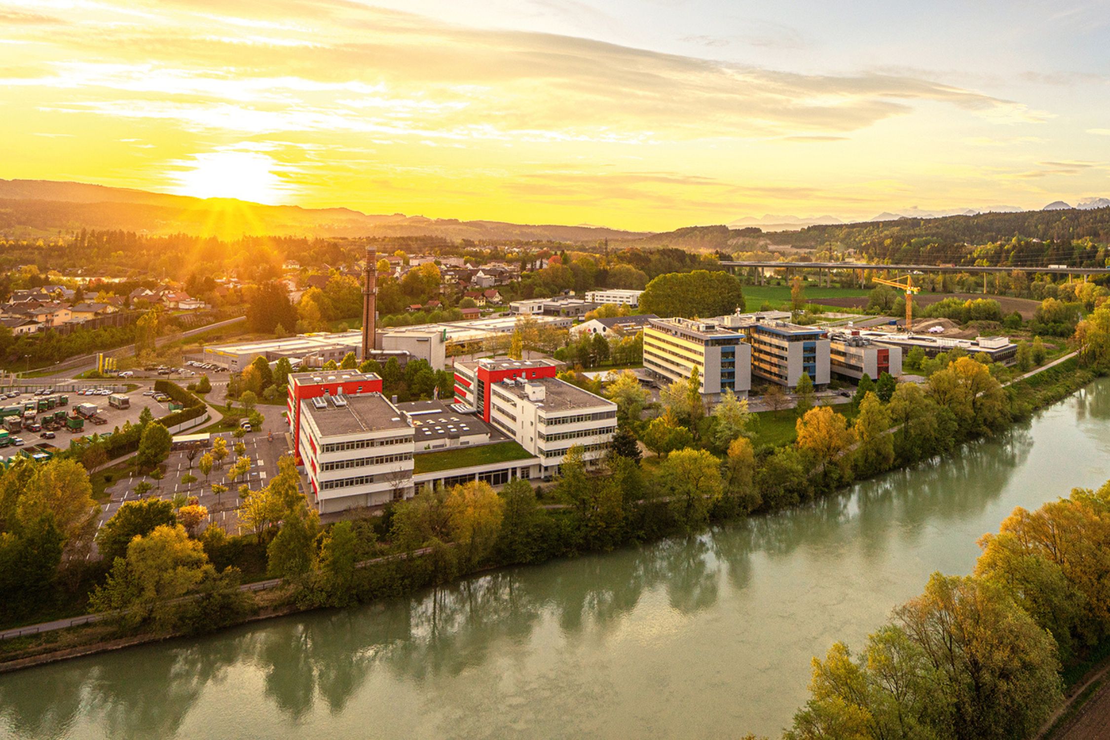 Panorama des Technologieparks Villach bei Sonnenaufgang