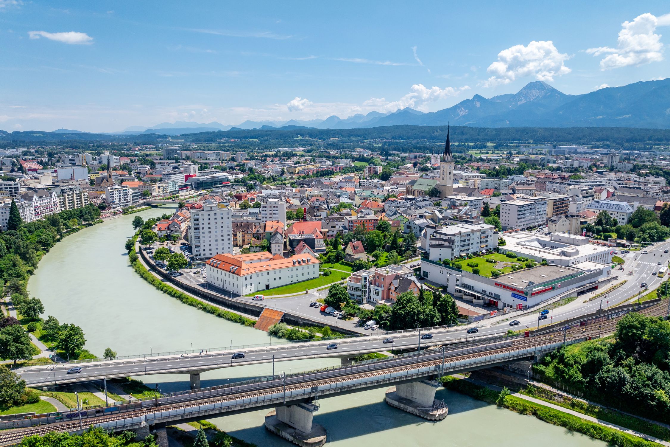 Villach als Mobilitätsdrehscheibe Blick auf die Villacher Innenstadt mit der Zugstrecke