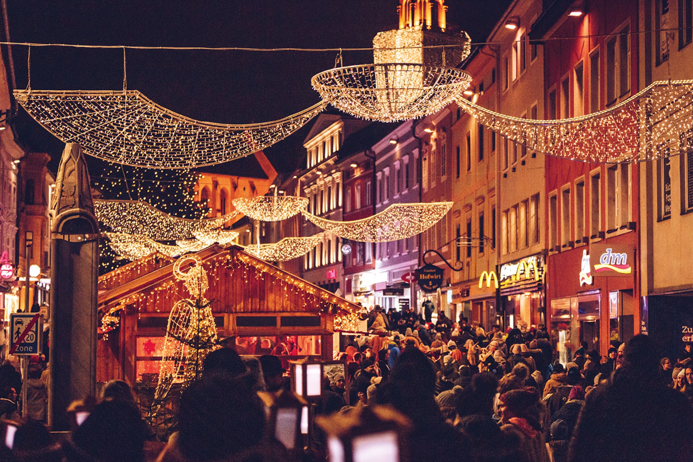 The hustle and bustle at the farmer's advent in Villach 