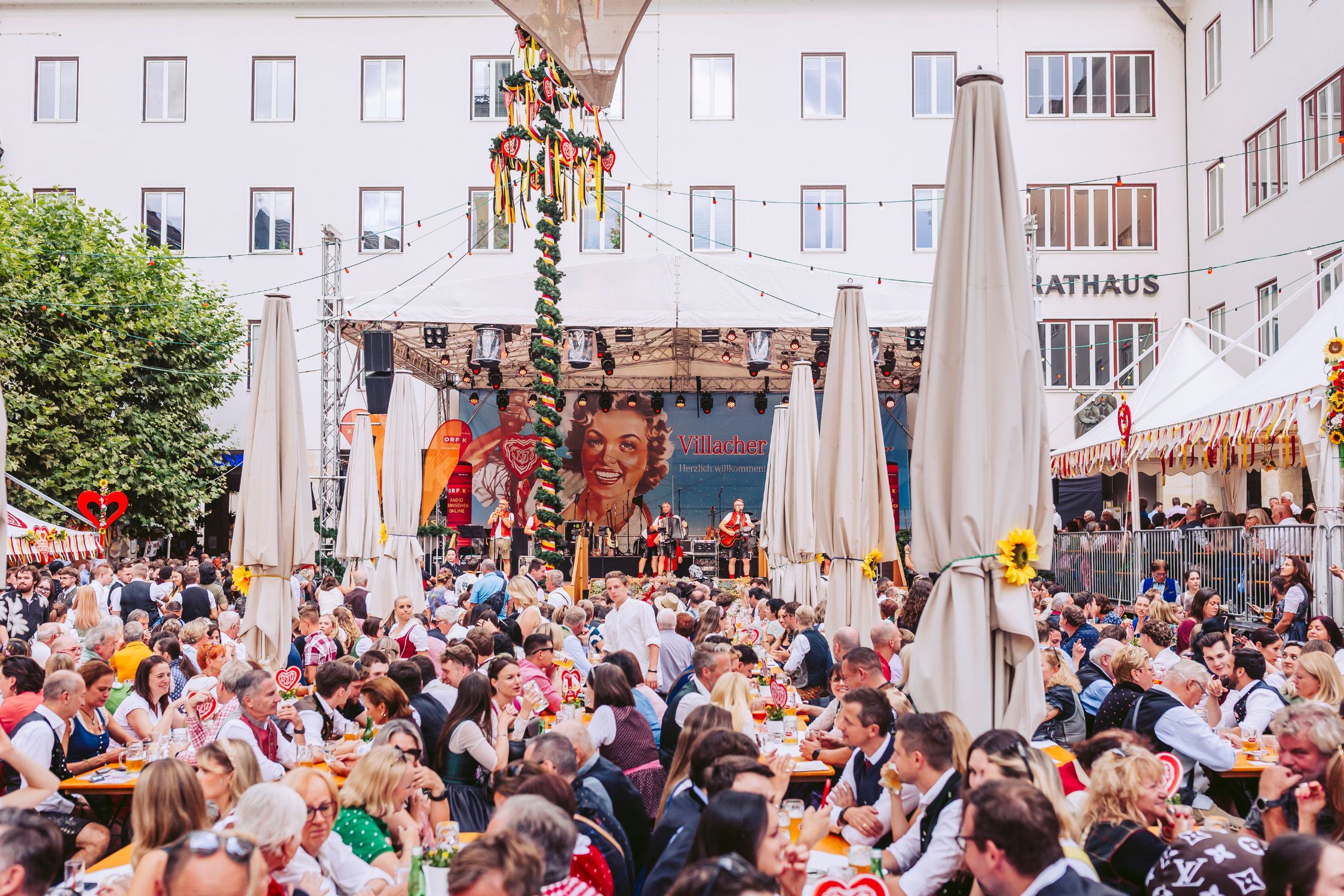 Villacher Kirchtag Gefüllter Rathausplatz am Villacher Kirchtag