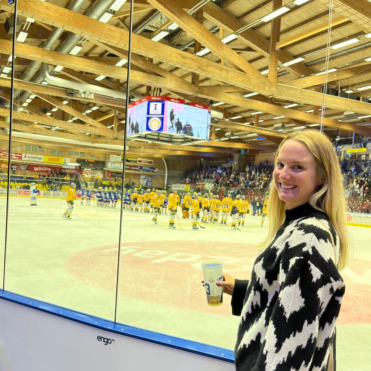 Besucherin auf einem Eishockey-Spiel 