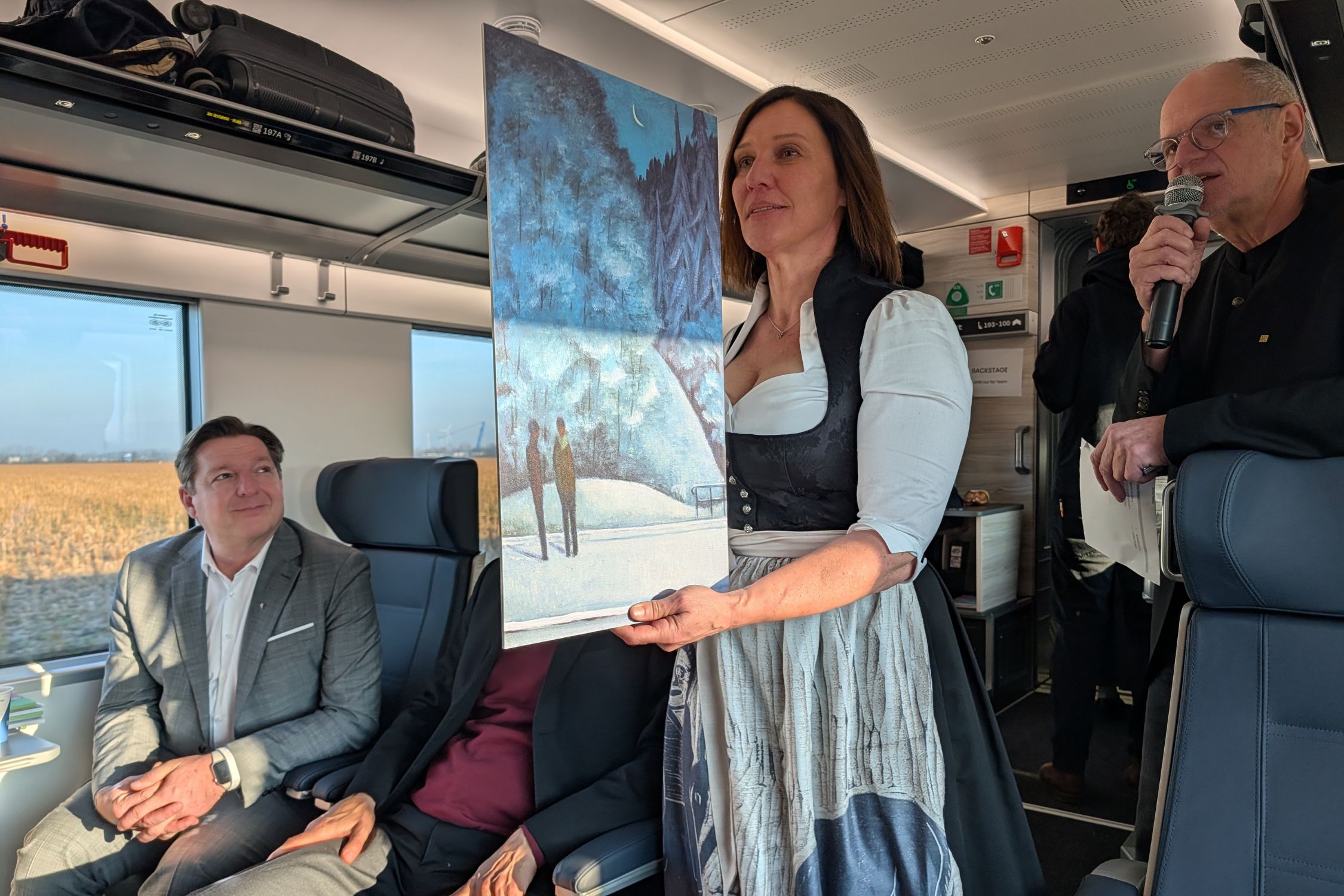 Walking Gallery in der Westbahn mit Bildern von Werner Berg 