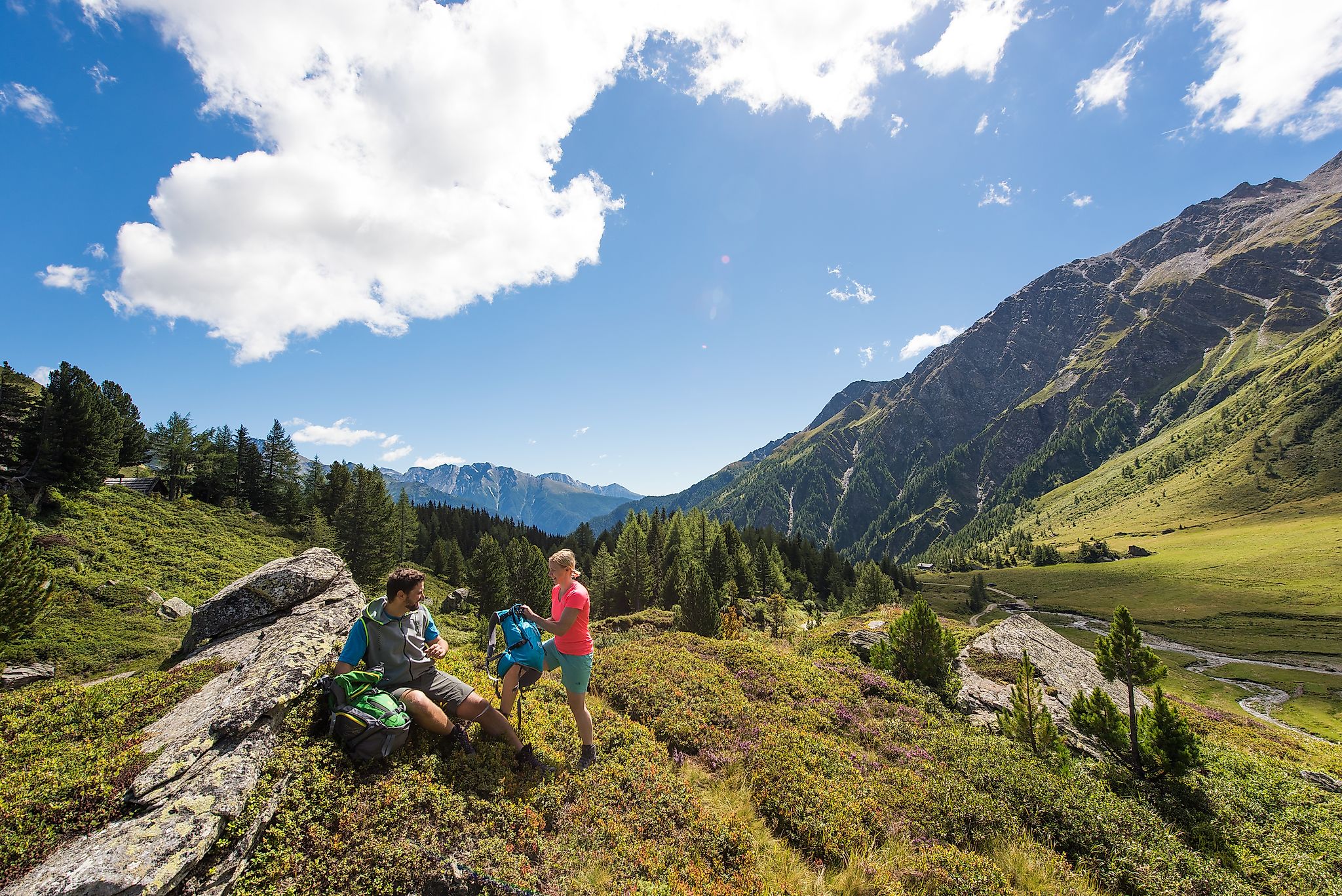 Wanderer machen ein Pause im Nationalpark Hohe Tauern