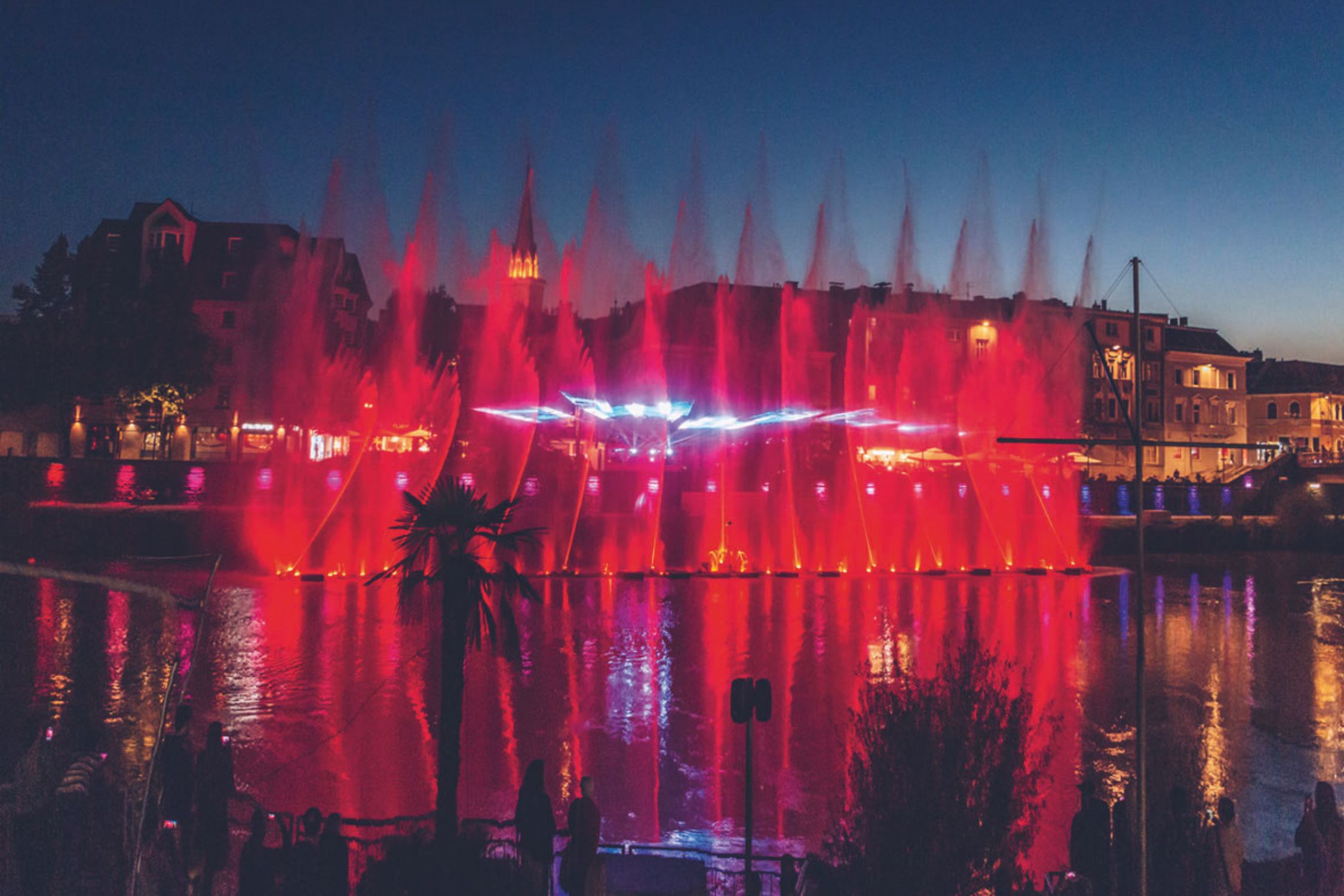 Licht- und Wassershow auf dem Fluss Drau in Villach