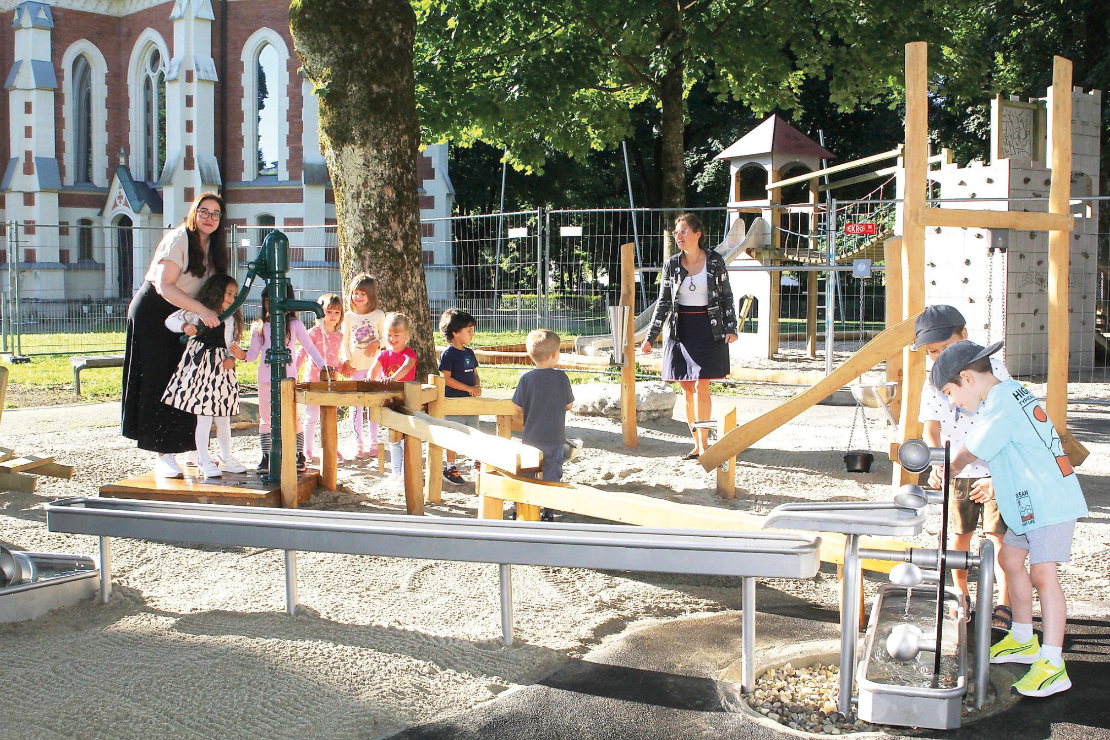Wasserspielplatz im Stadtpark Kinder spielen am Wasserspielplatz im Stadtpark