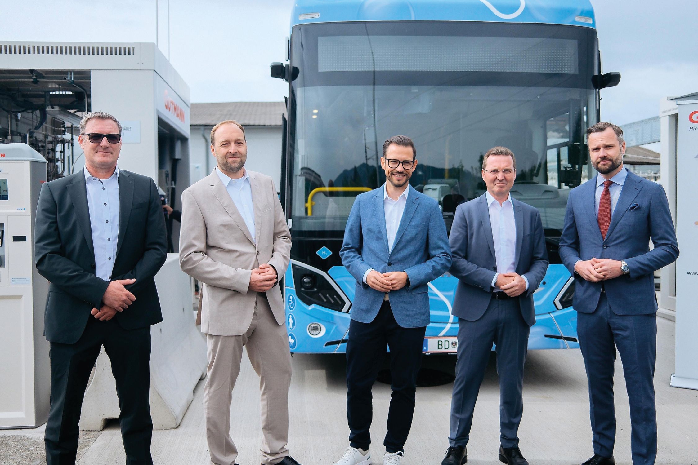 Gruppenfoto vor einem der neuen wasserstoffbetriebenen Regionalbusse