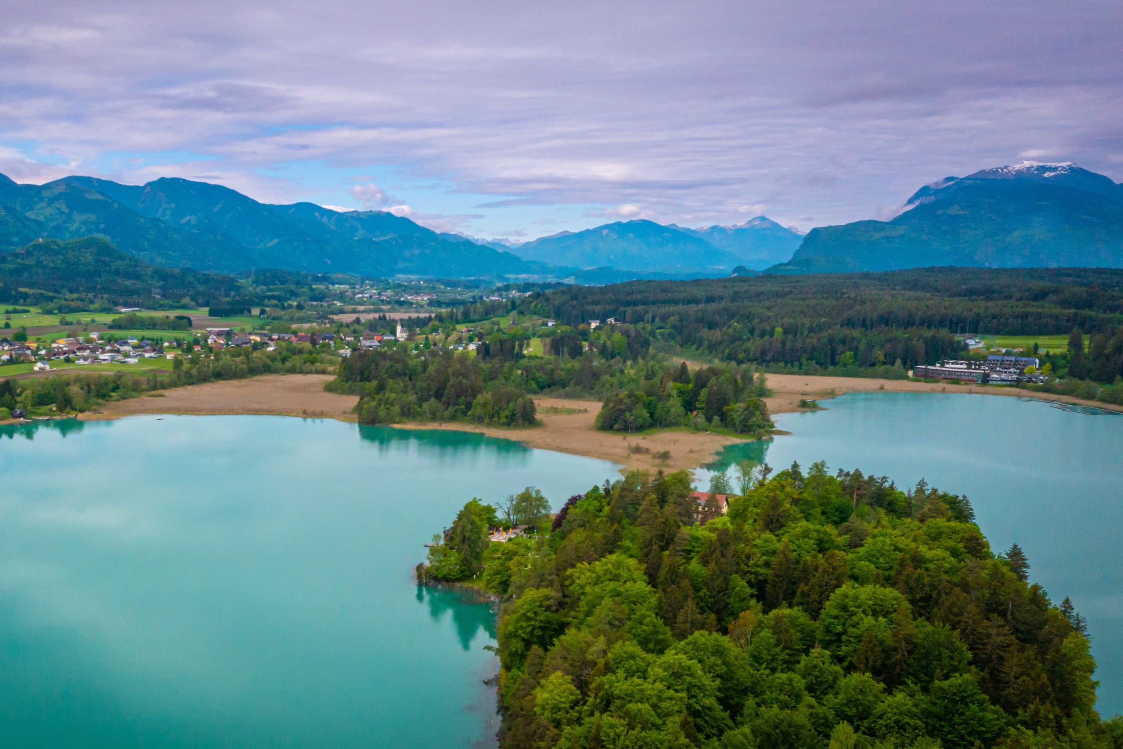 [Translate to Englisch:] Ausblick über den Faakersee von oben