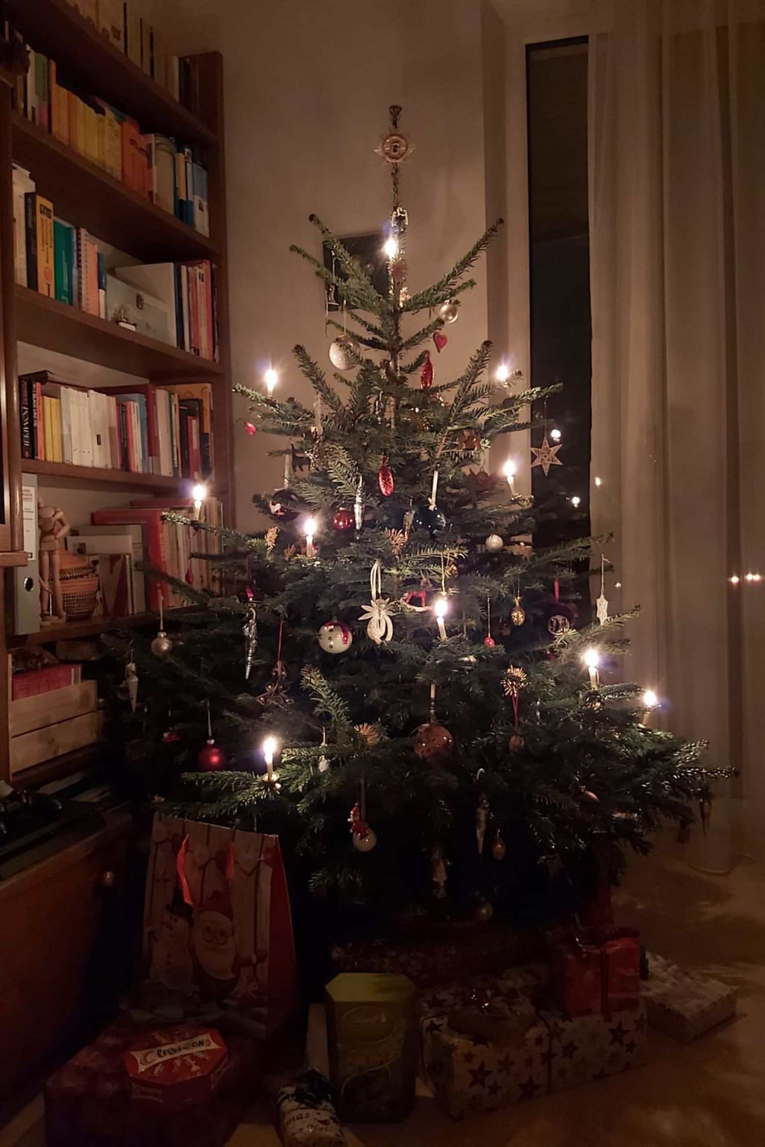 Erleuchteter Weihnachtsbaum am Heiligabend