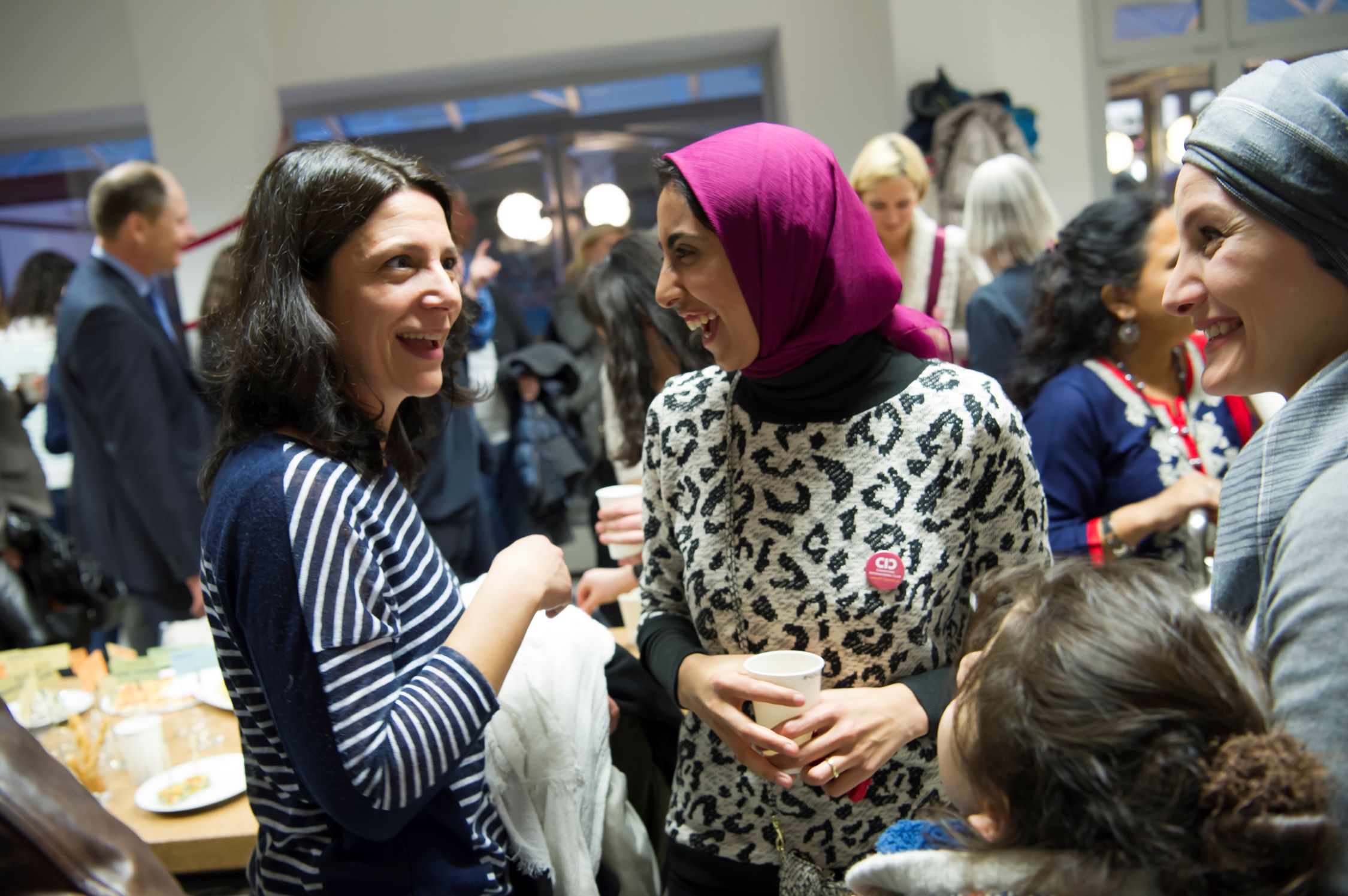 Verschiedene Internationalitäten unterhalten sich auf einem Willkommenevent 