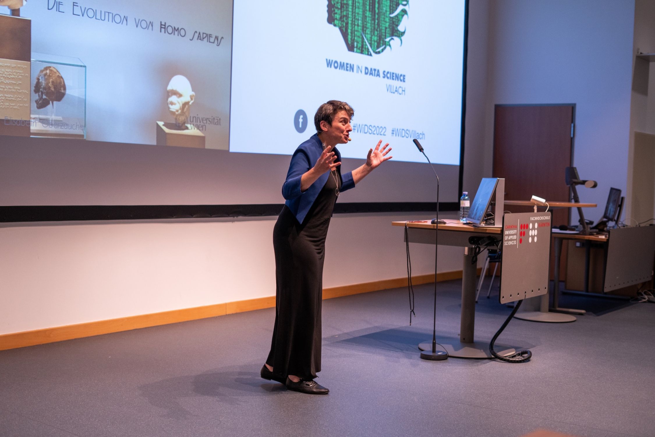 Eine Frau auf der Bühne der Women in Data Science Konferenz in Villach