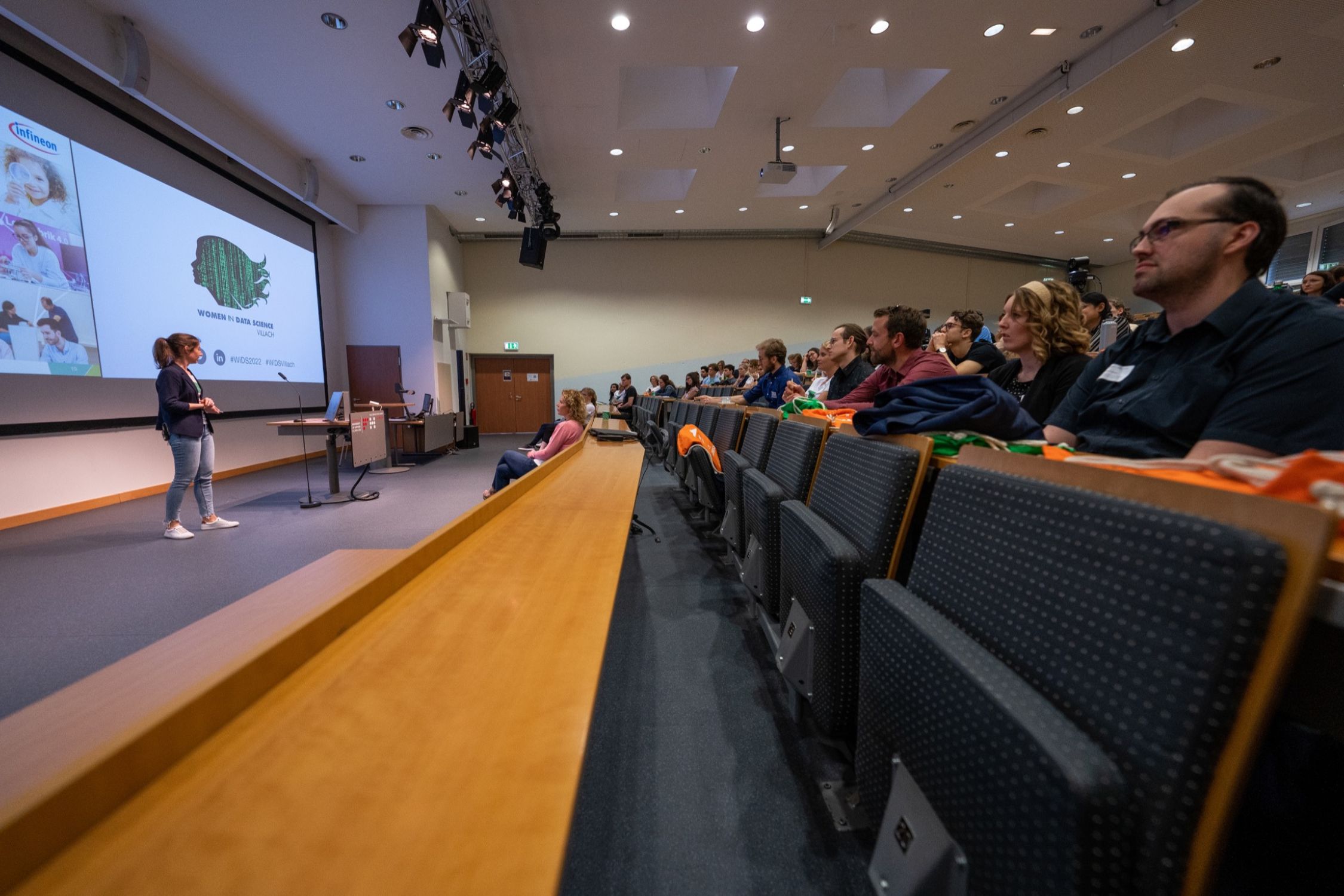 Publikum bei der WiDS Konferenz in Villach