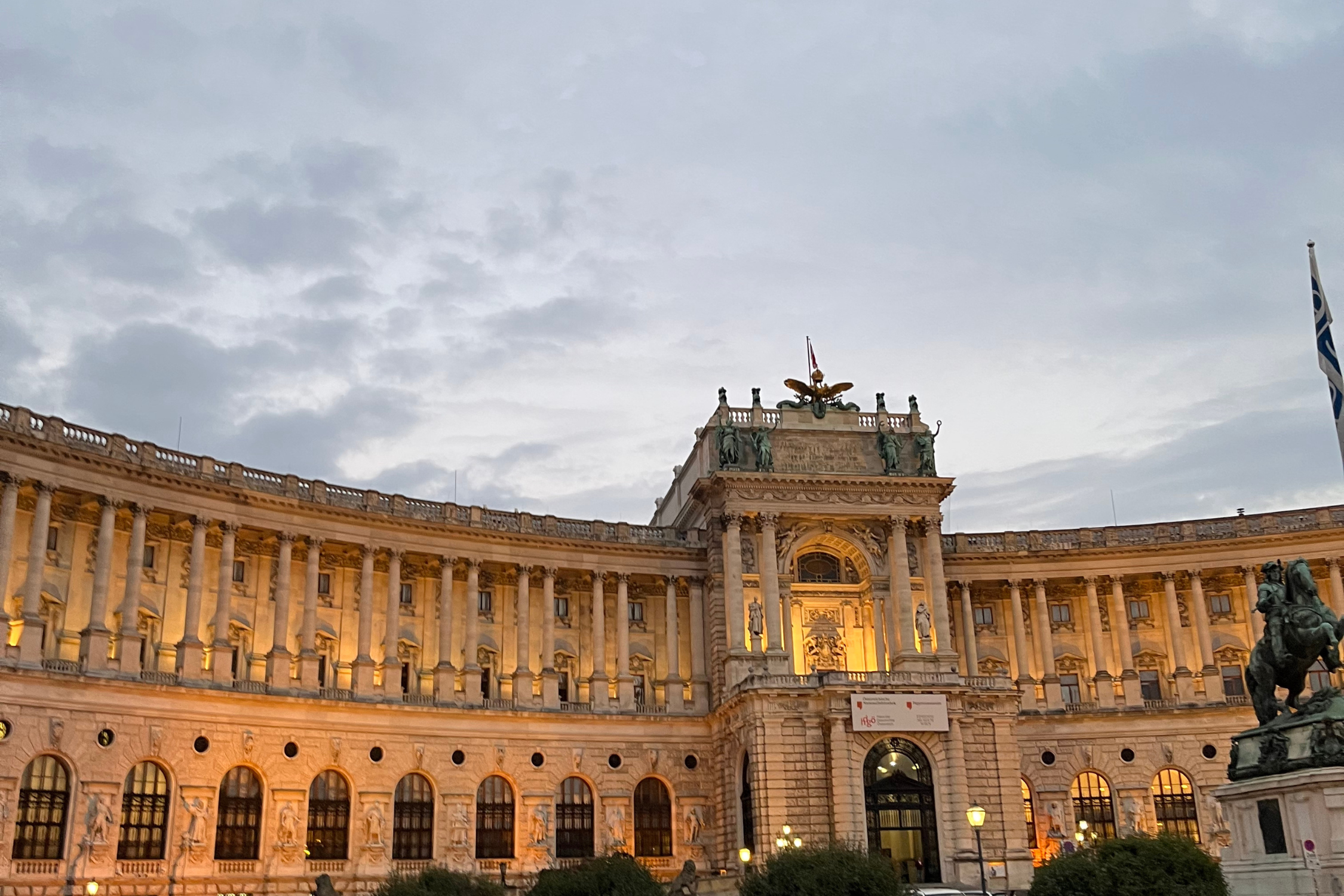 Die Wiener Hofburg am Heldenplatz